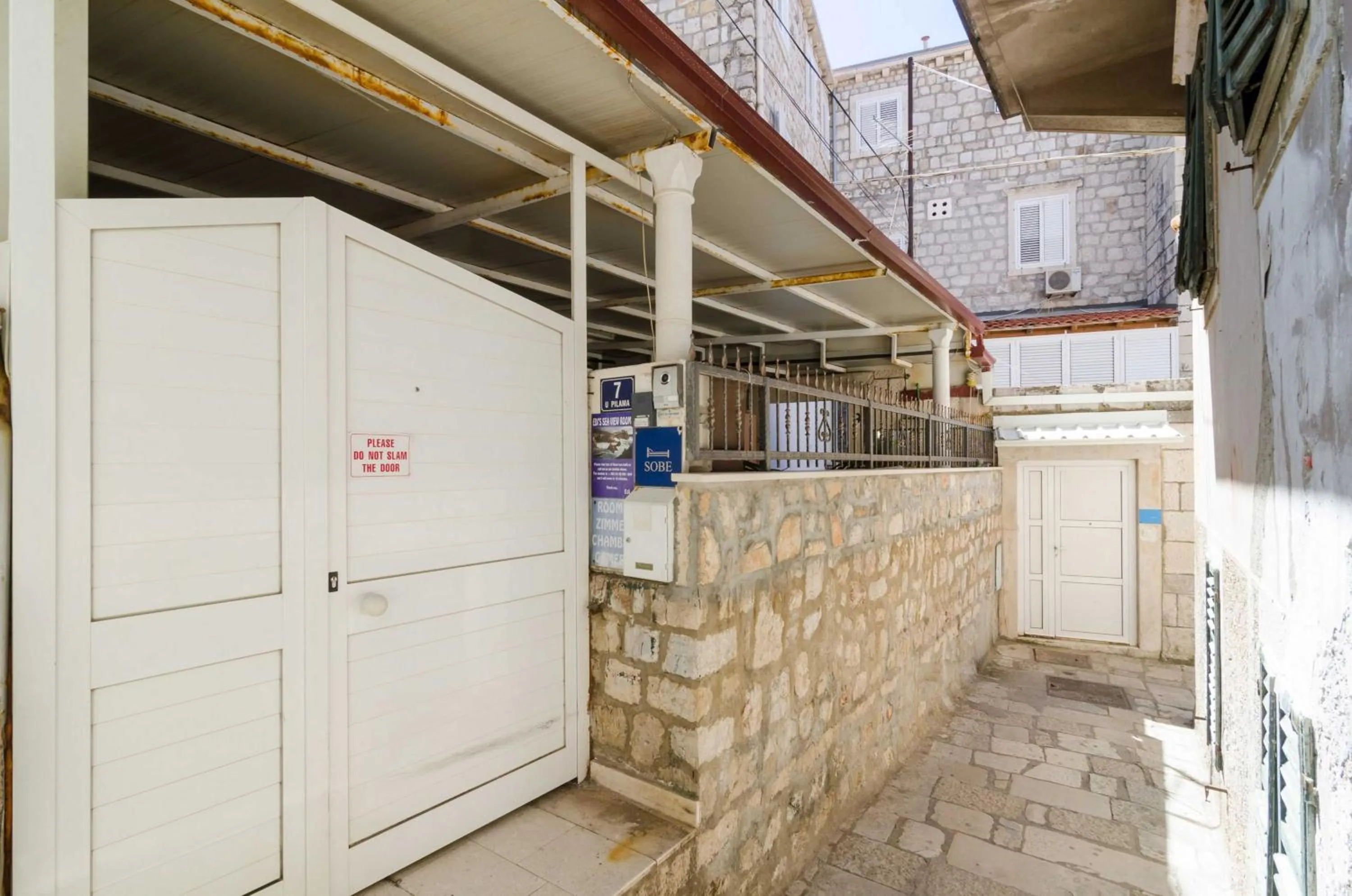 Facade/entrance in Eddie's Sea View Rooms Old Town