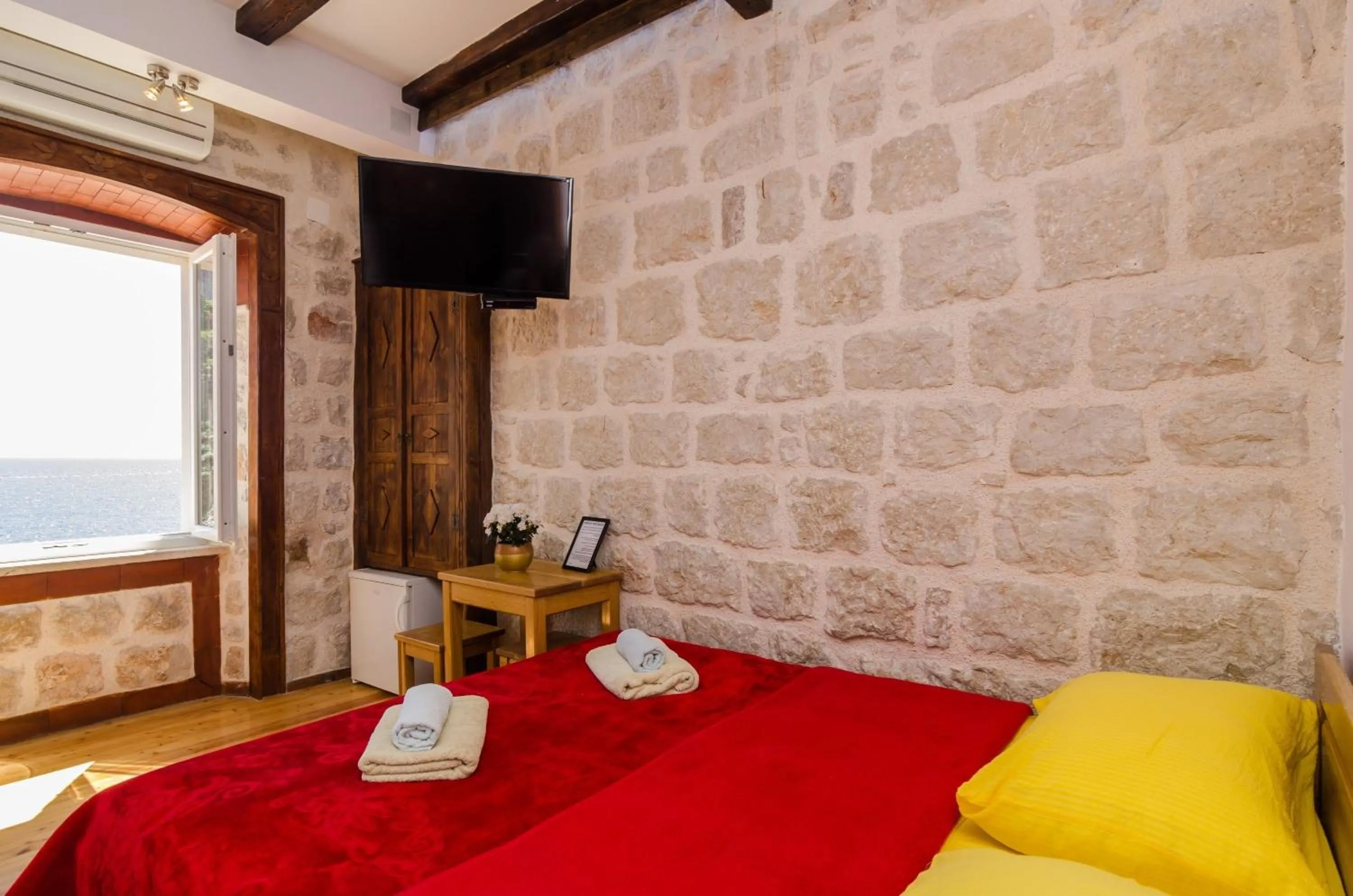 Bedroom, Bed in Eddie's Sea View Rooms Old Town