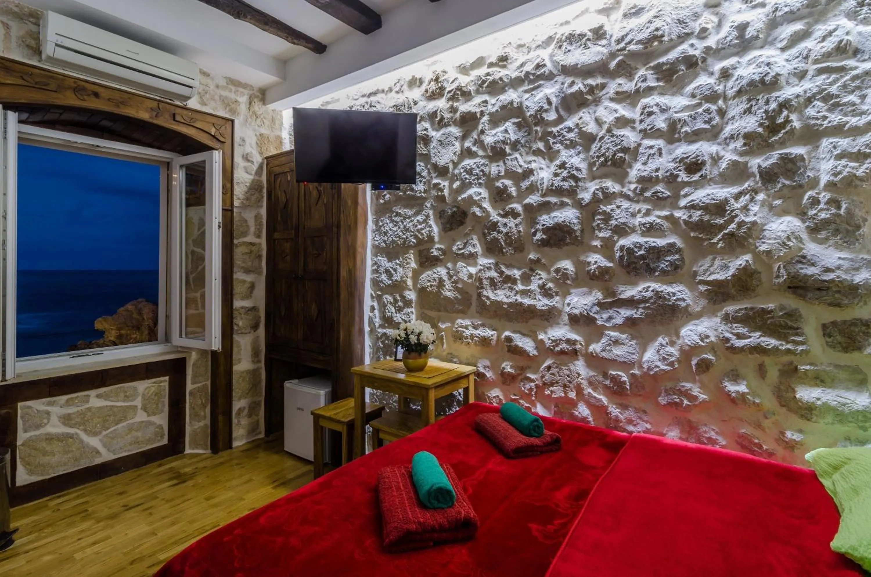 Bedroom, Bed in Eddie's Sea View Rooms Old Town