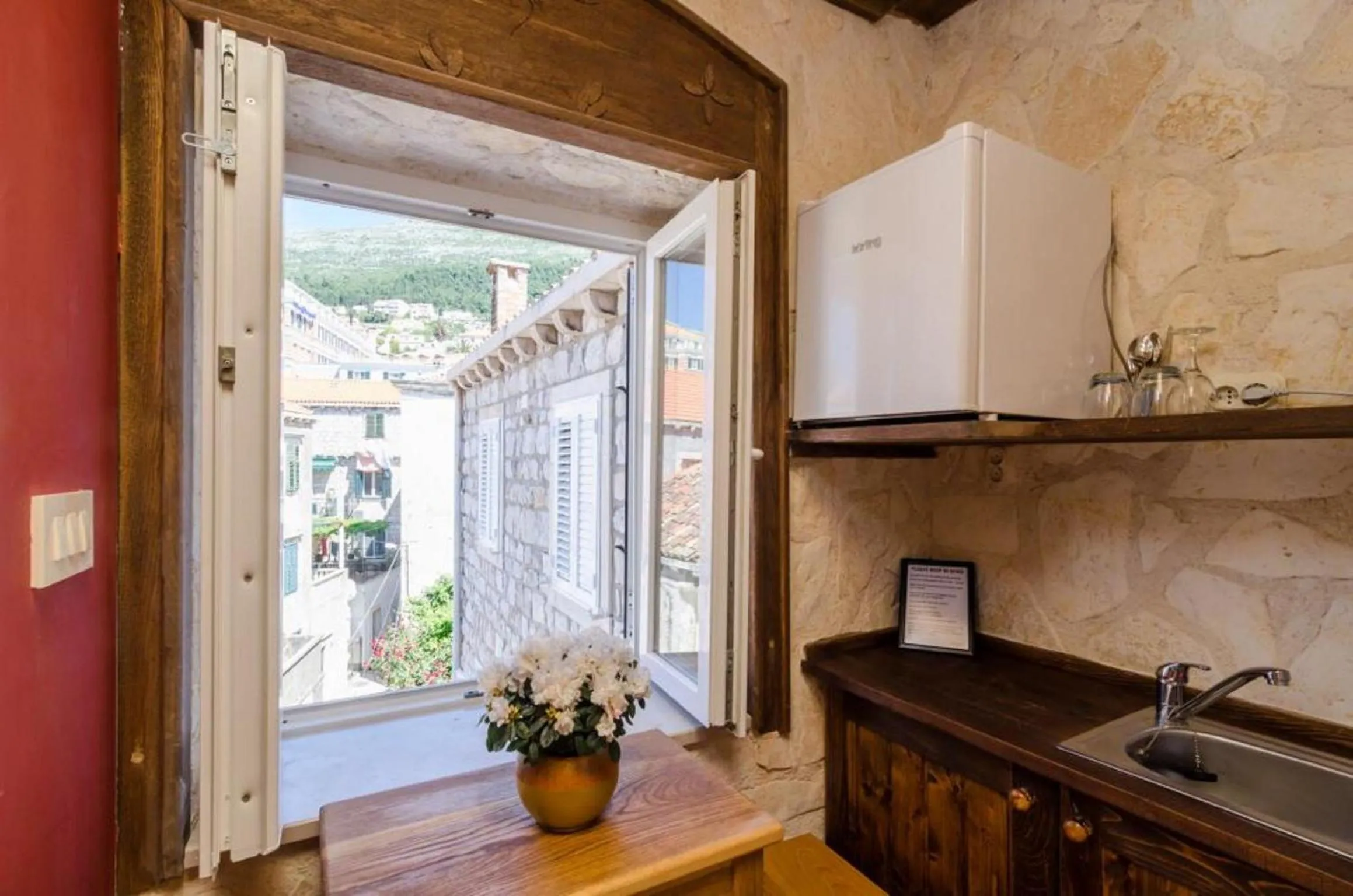 Street view in Eddie's Sea View Rooms Old Town