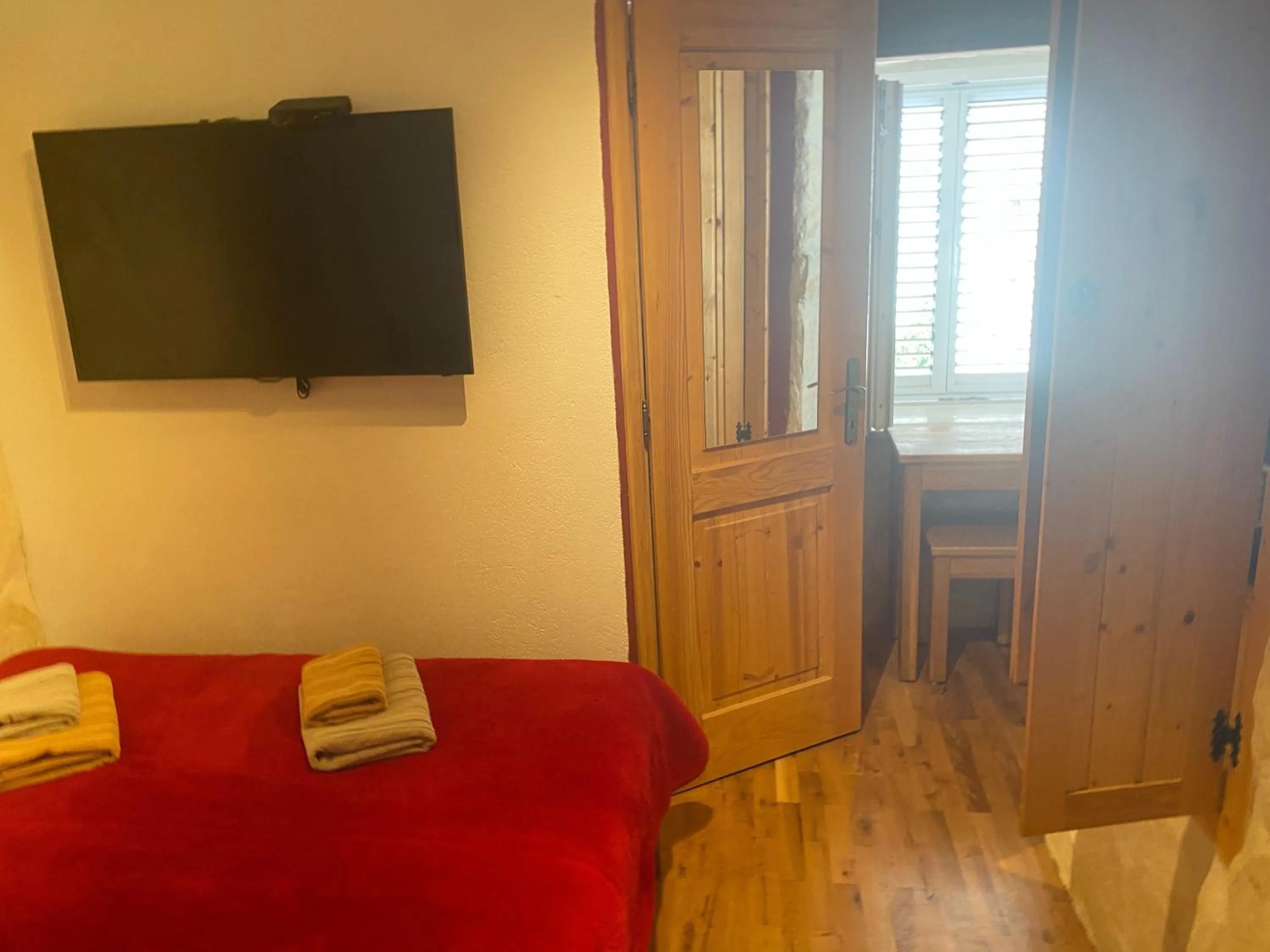 Bedroom, Bed in Eddie's Sea View Rooms Old Town