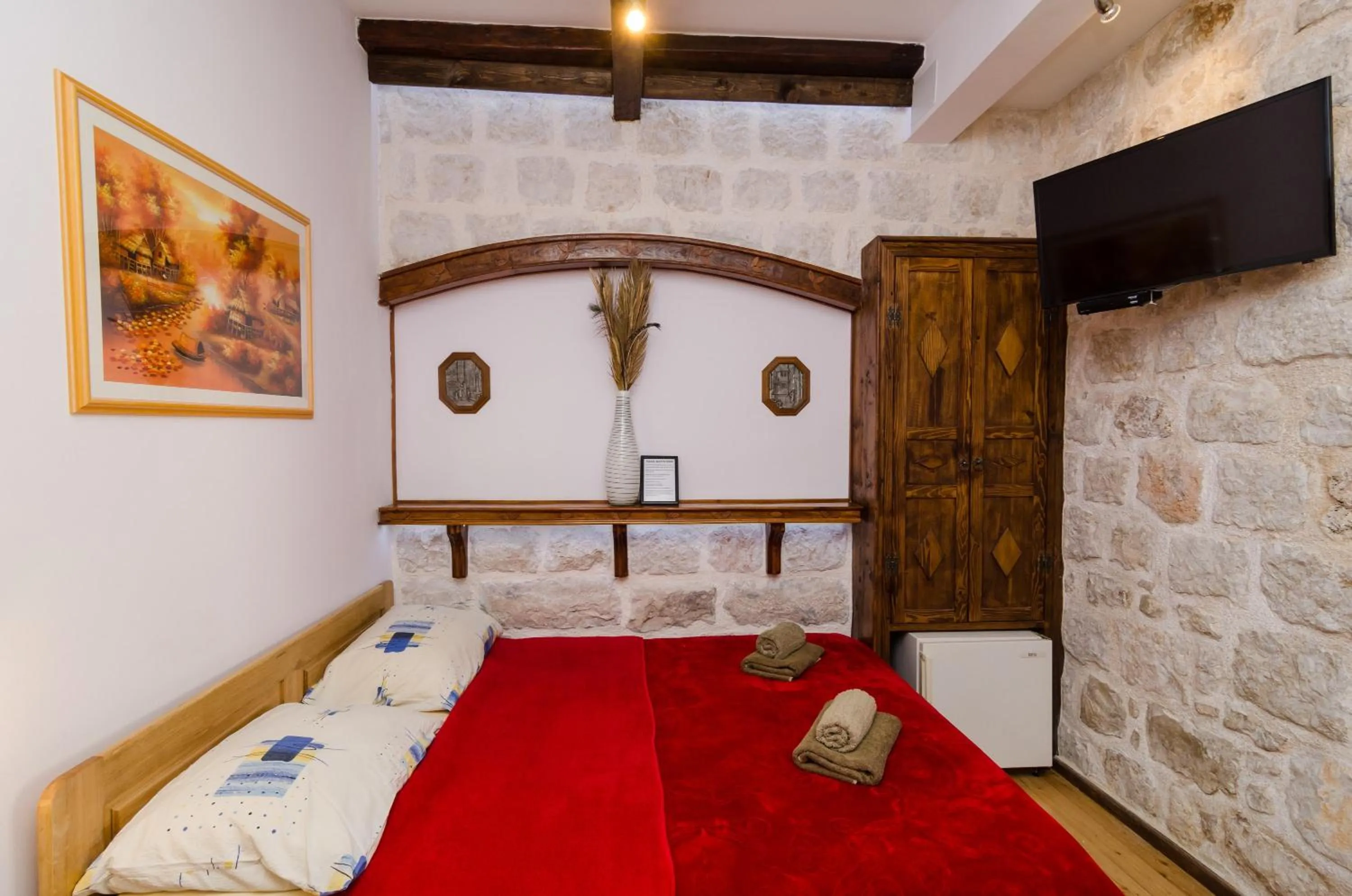 Bed in Eddie's Sea View Rooms Old Town