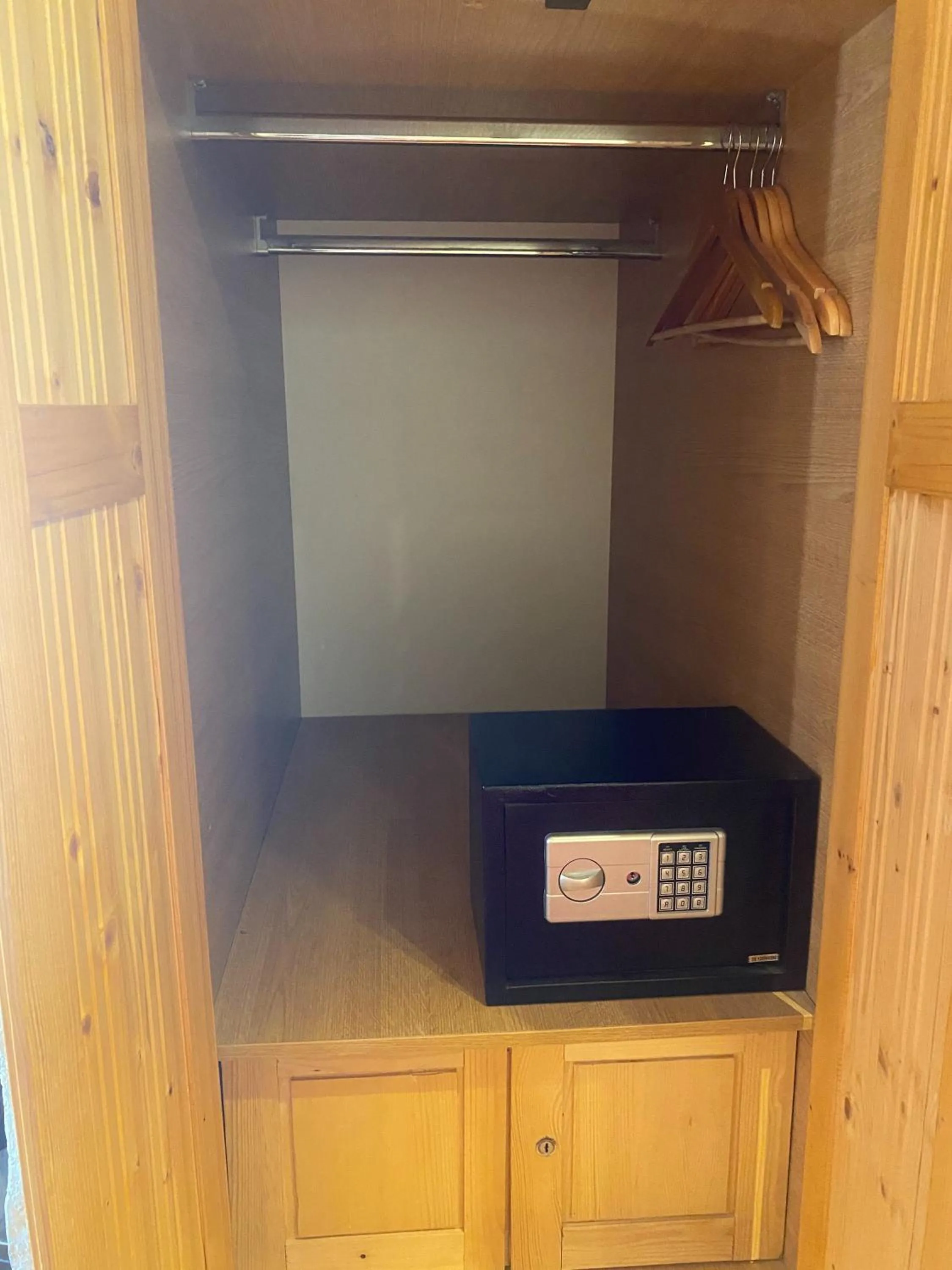 Bedroom in Eddie's Sea View Rooms Old Town