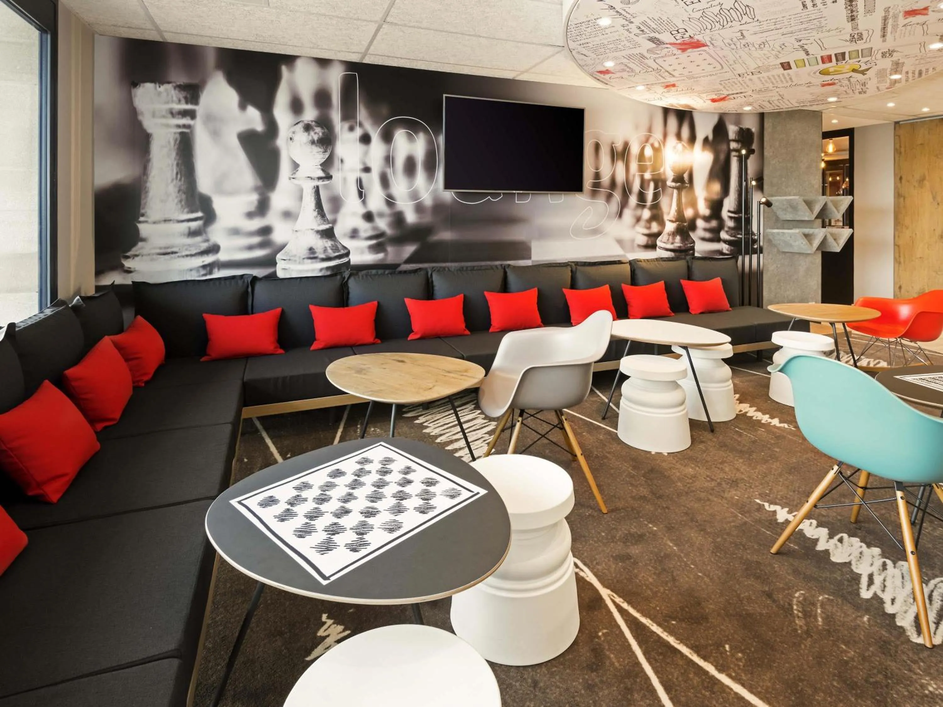 Lounge or bar in ibis Pontorson Baie Du Mont Saint Michel