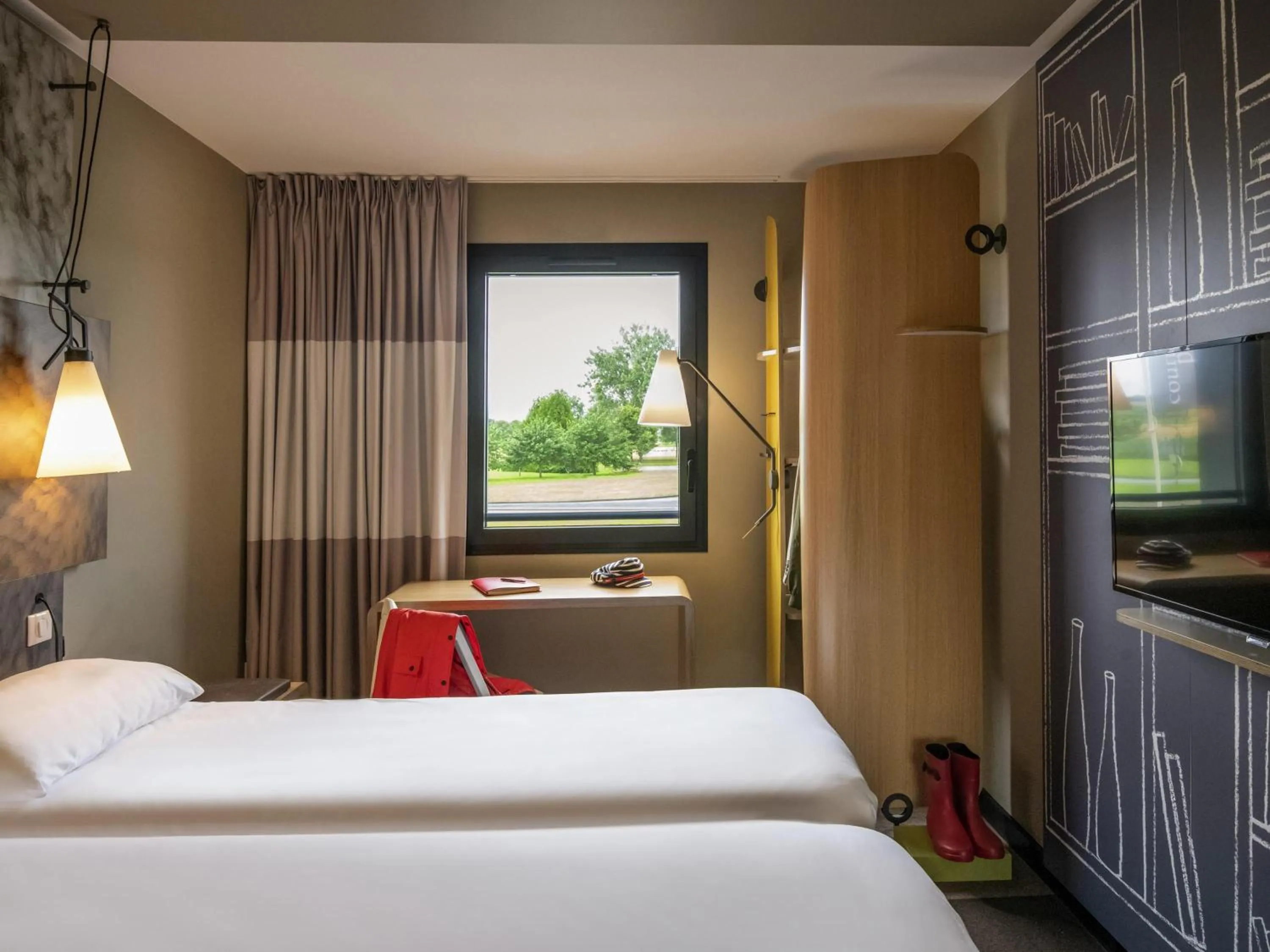 Bedroom, Bed in ibis Pontorson Baie Du Mont Saint Michel