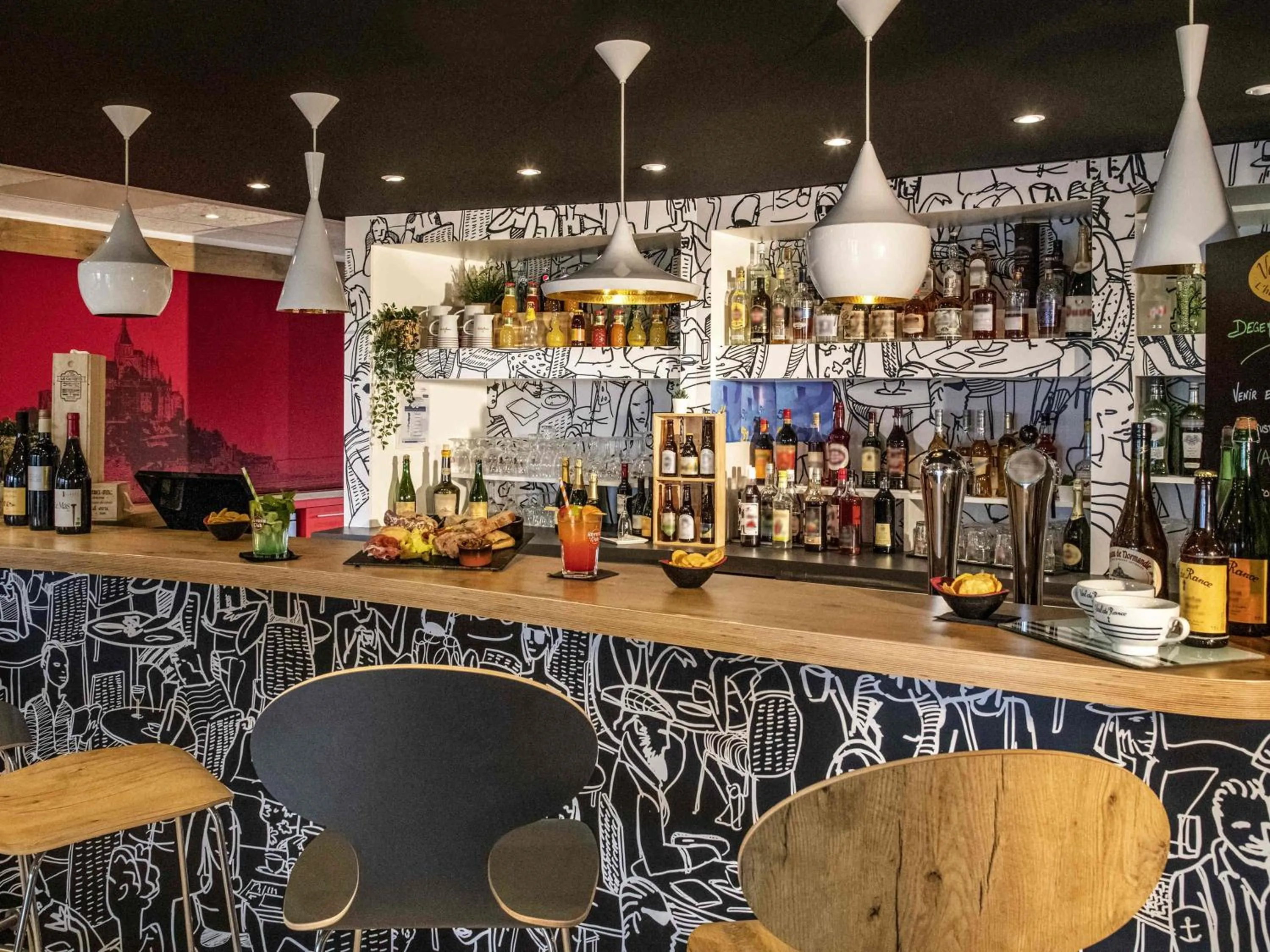 Lounge or bar in ibis Pontorson Baie Du Mont Saint Michel
