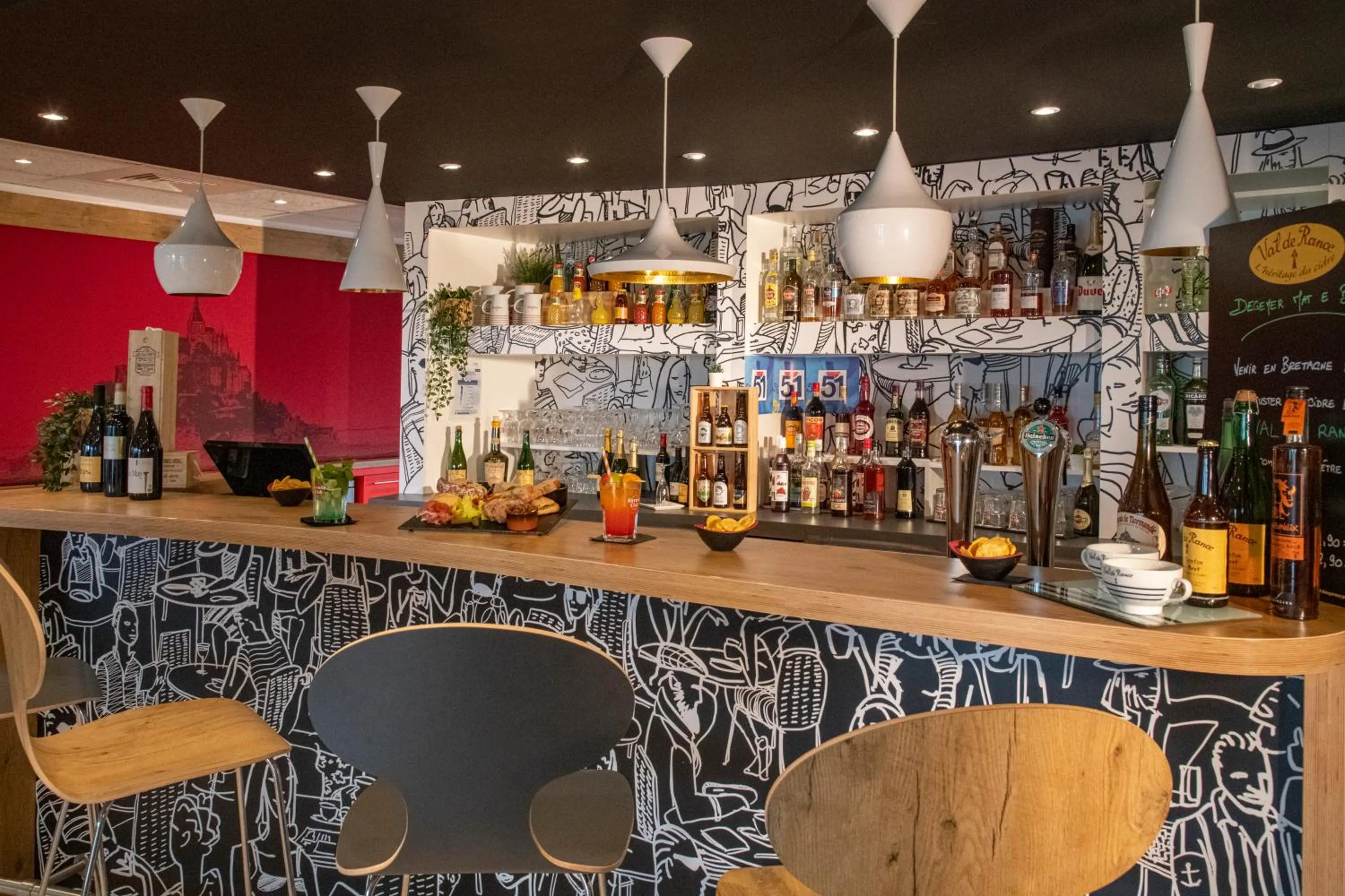Lounge or bar in ibis Pontorson Baie Du Mont Saint Michel