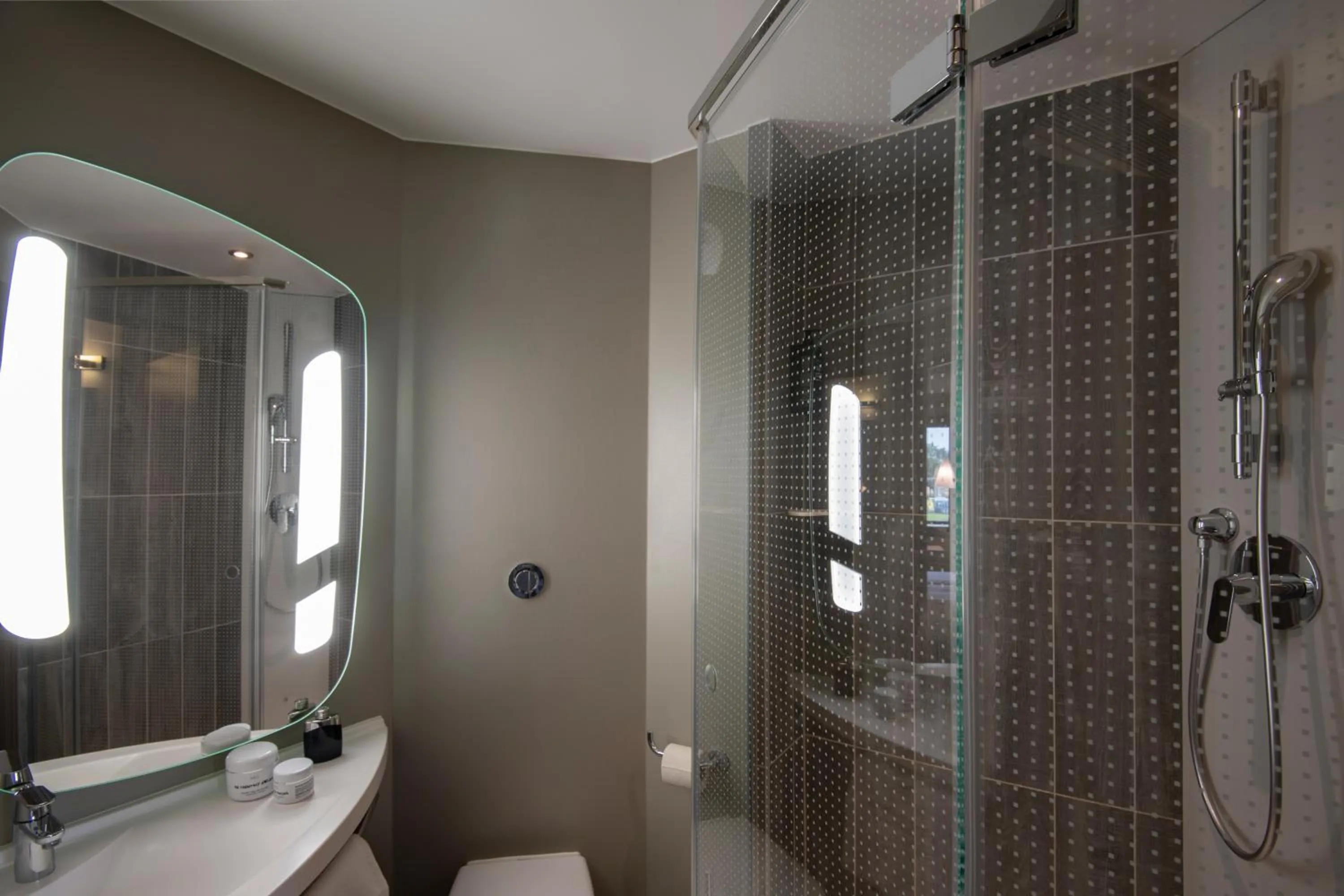 Shower in ibis Pontorson Baie Du Mont Saint Michel