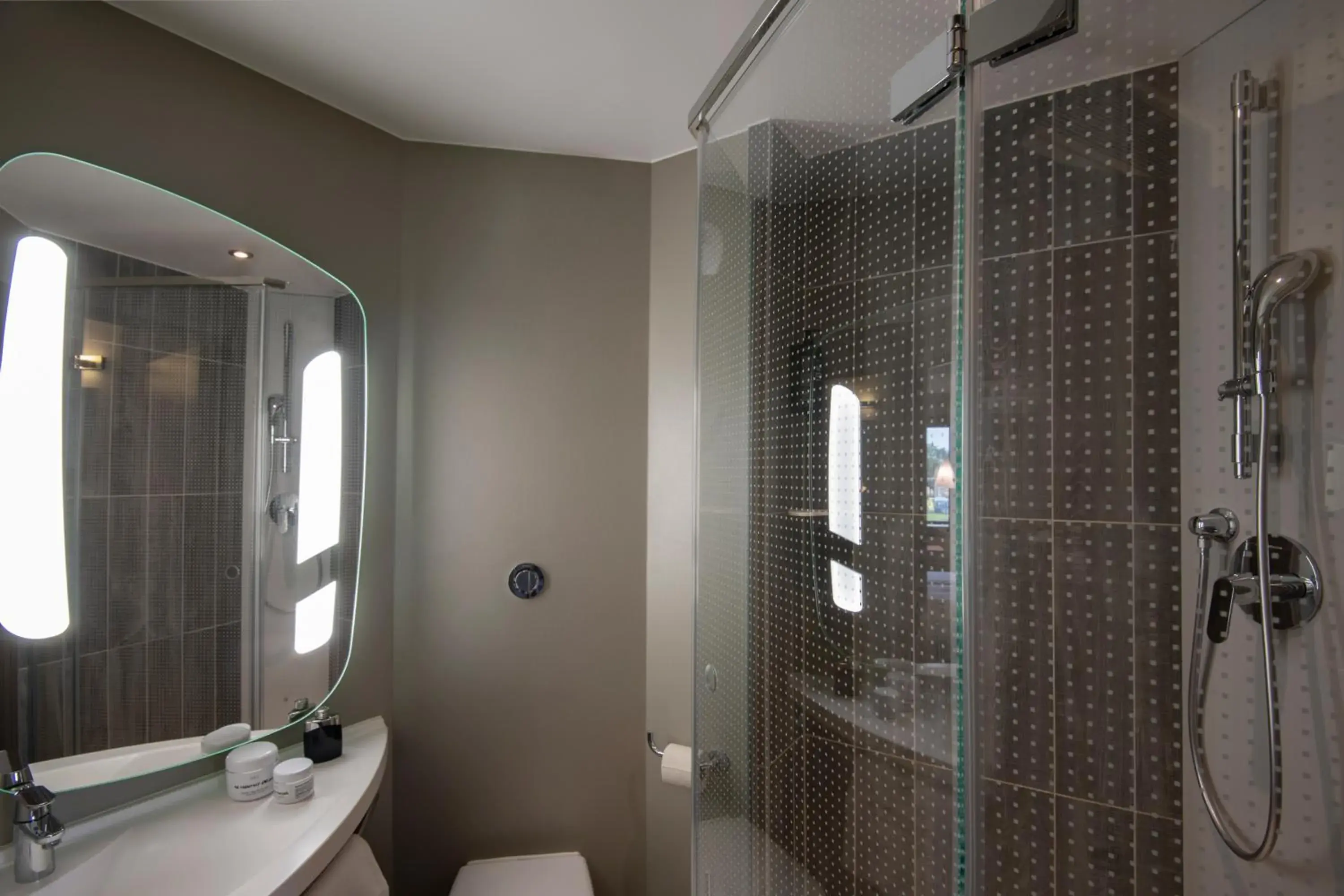 Standard Twin Room in ibis Pontorson Baie Du Mont Saint Michel Standard Twin Room in ibis Pontorson Baie Du Mont Saint Michel