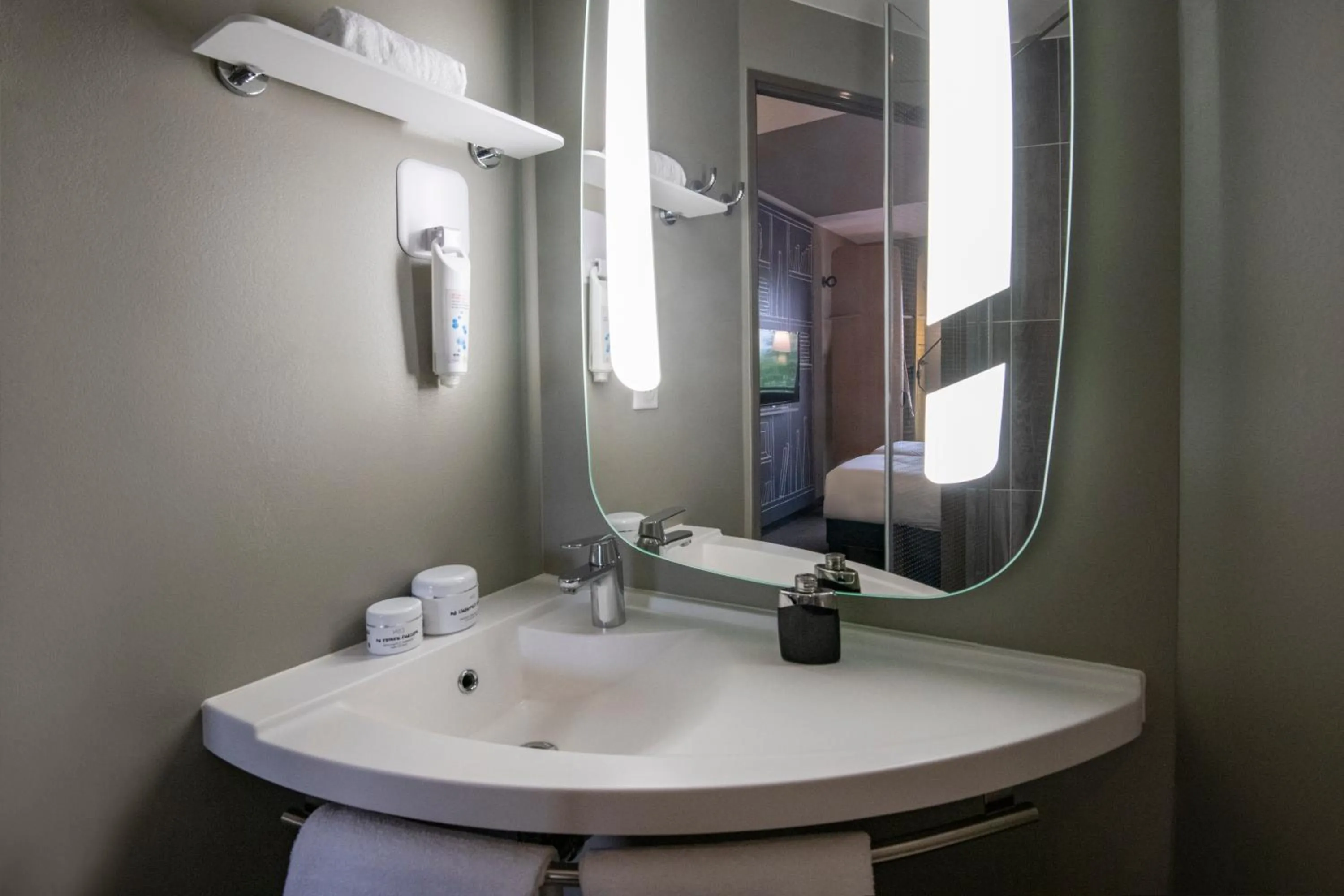 Toilet in ibis Pontorson Baie Du Mont Saint Michel