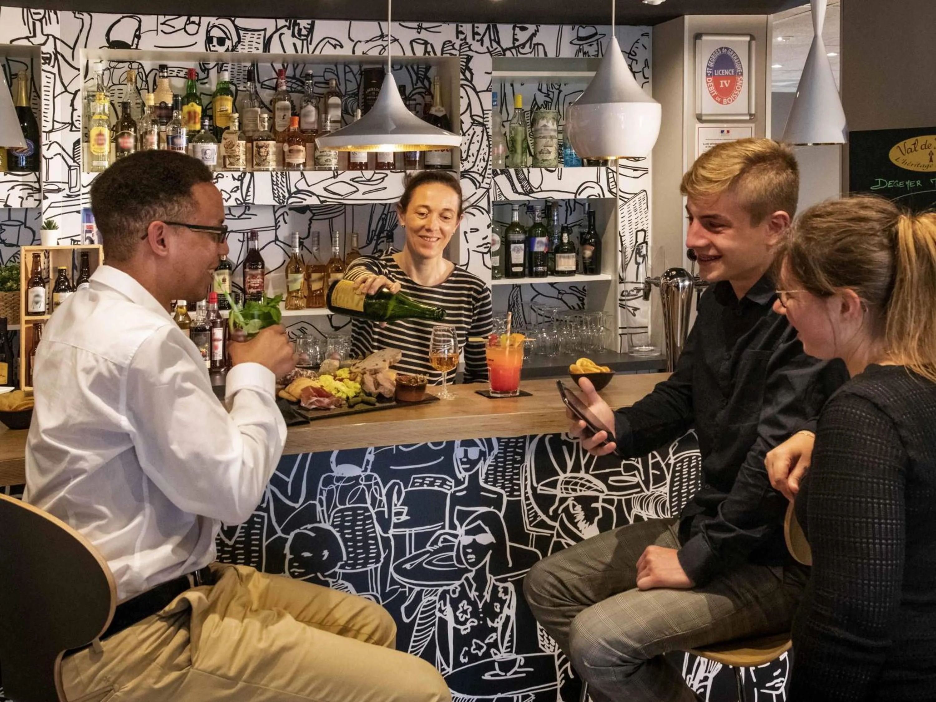 Lounge or bar in ibis Pontorson Baie Du Mont Saint Michel