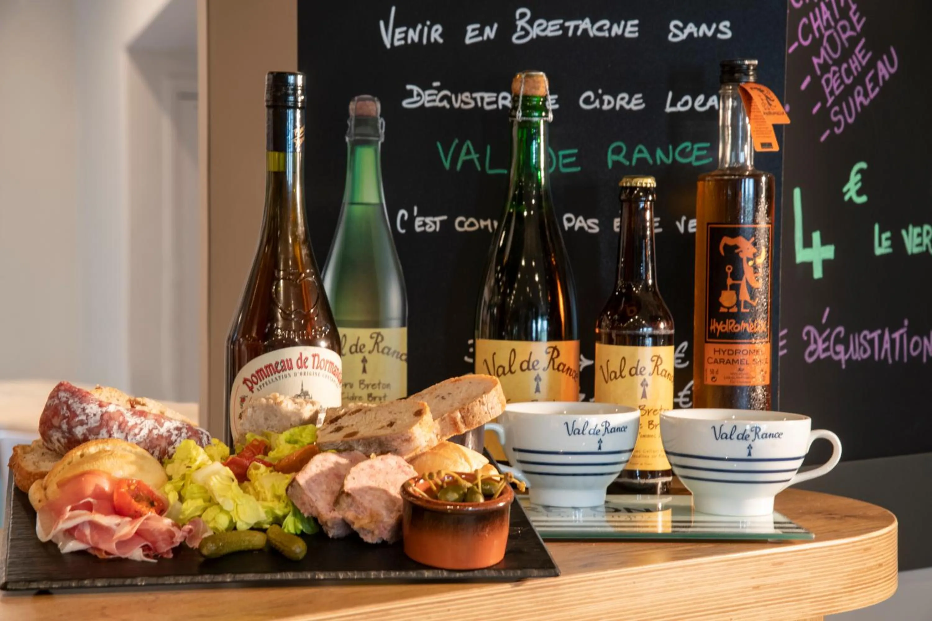 Lounge or bar in ibis Pontorson Baie Du Mont Saint Michel