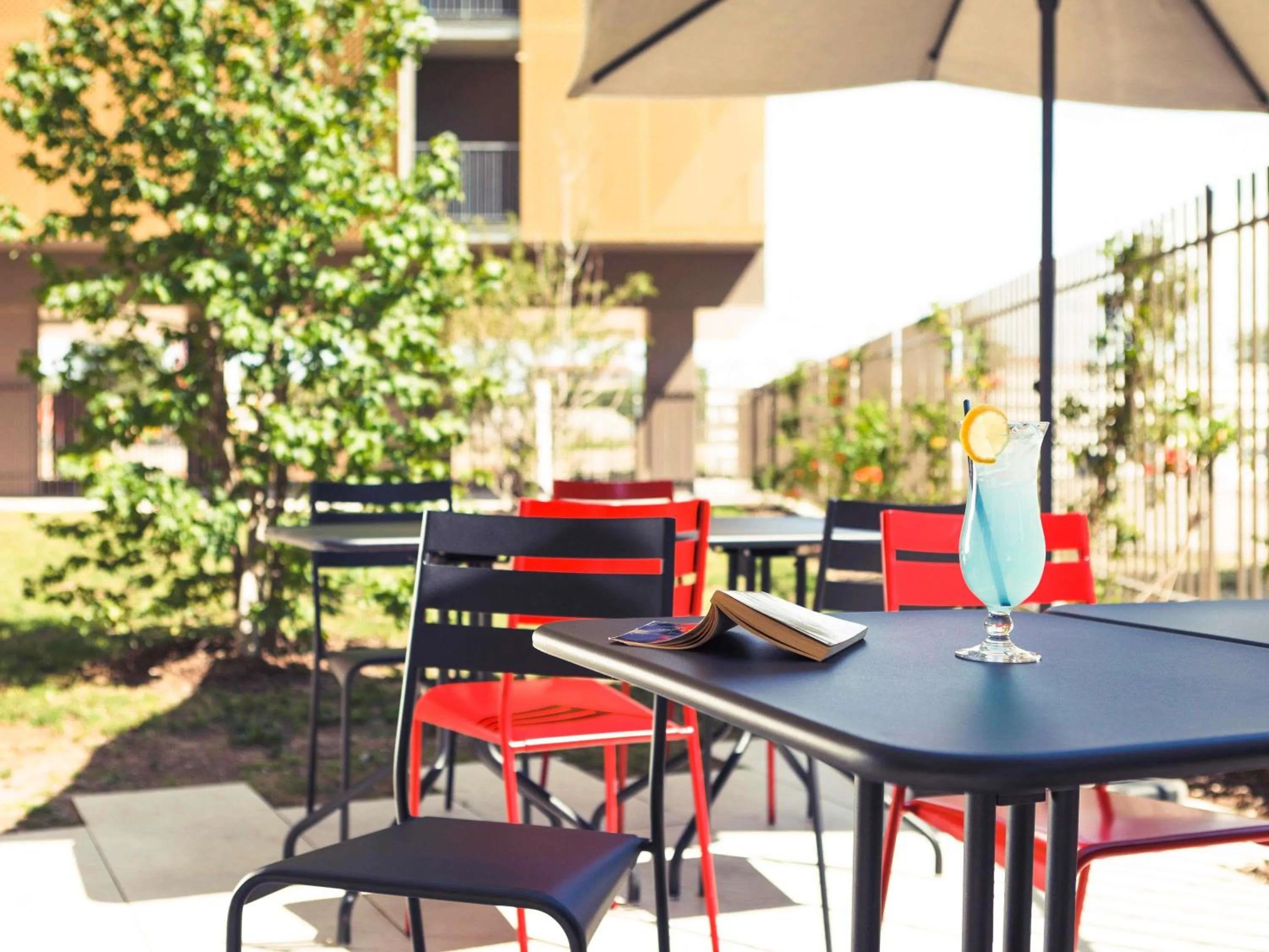 Lounge or bar in ibis Lyon Carre De Soie