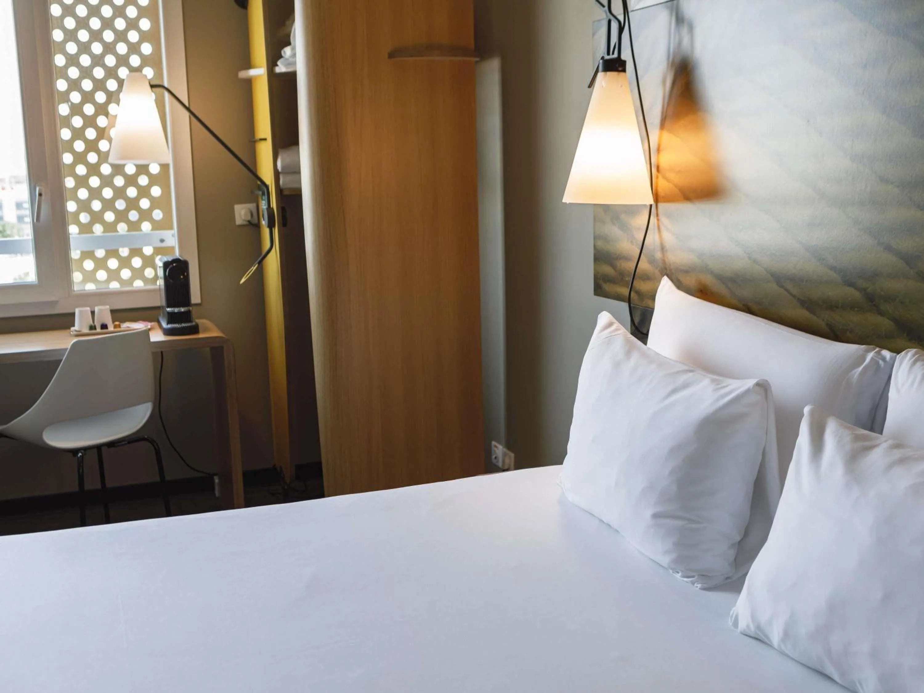 Bedroom, Bed in ibis Lyon Carre De Soie