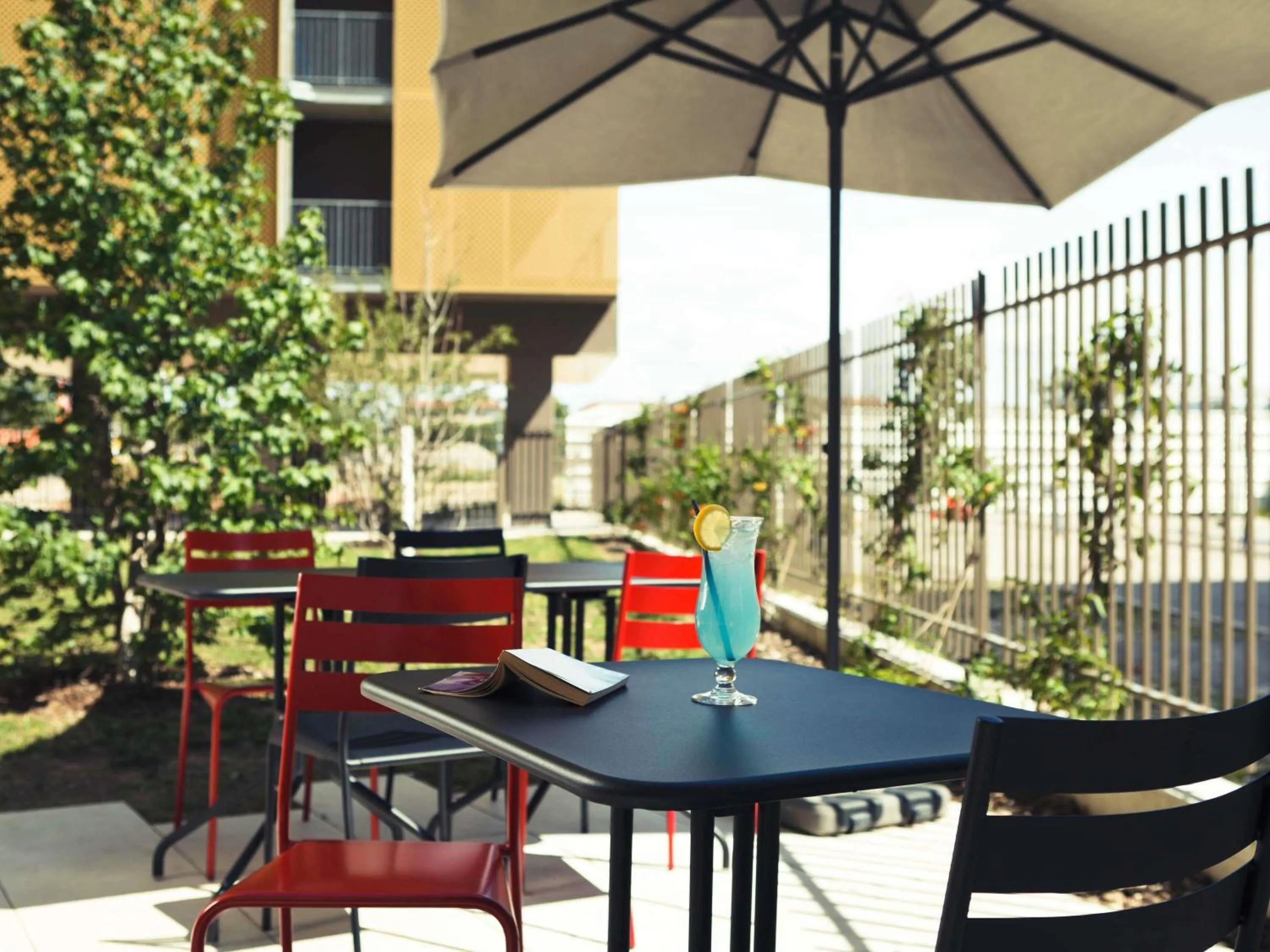 Lounge or bar in ibis Lyon Carre De Soie