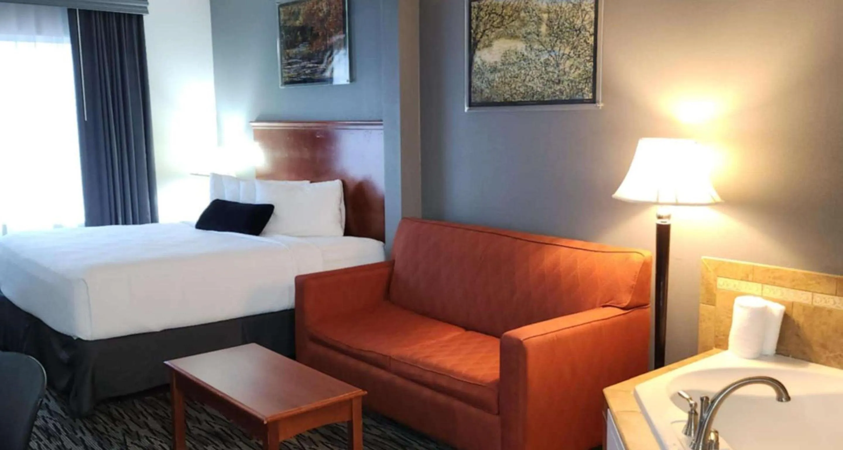 Bedroom, Bed in Parke Regency Hotel & Conf Ctr., BW Signature Collection