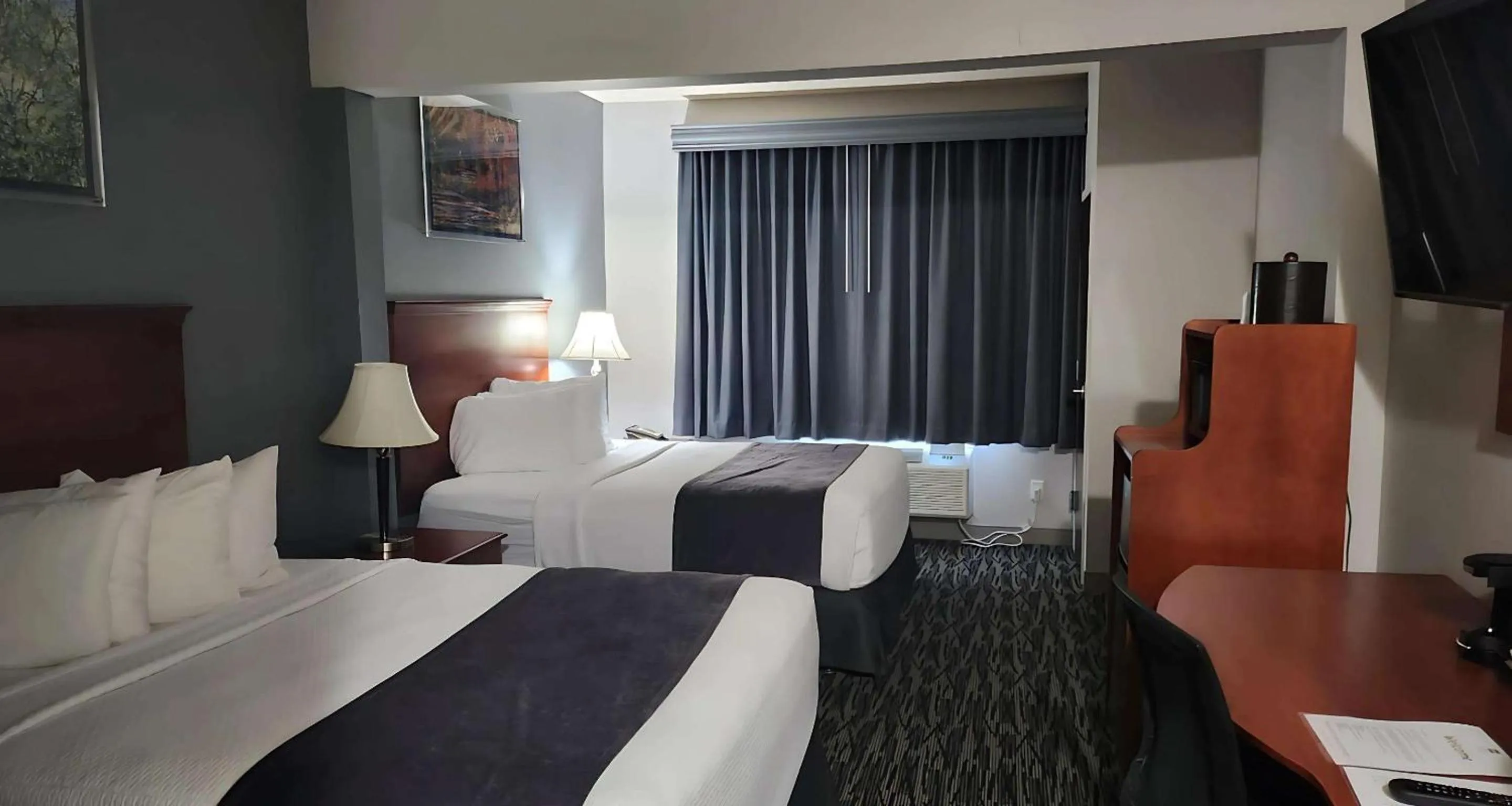 Bedroom, Bed in Parke Regency Hotel & Conf Ctr., BW Signature Collection