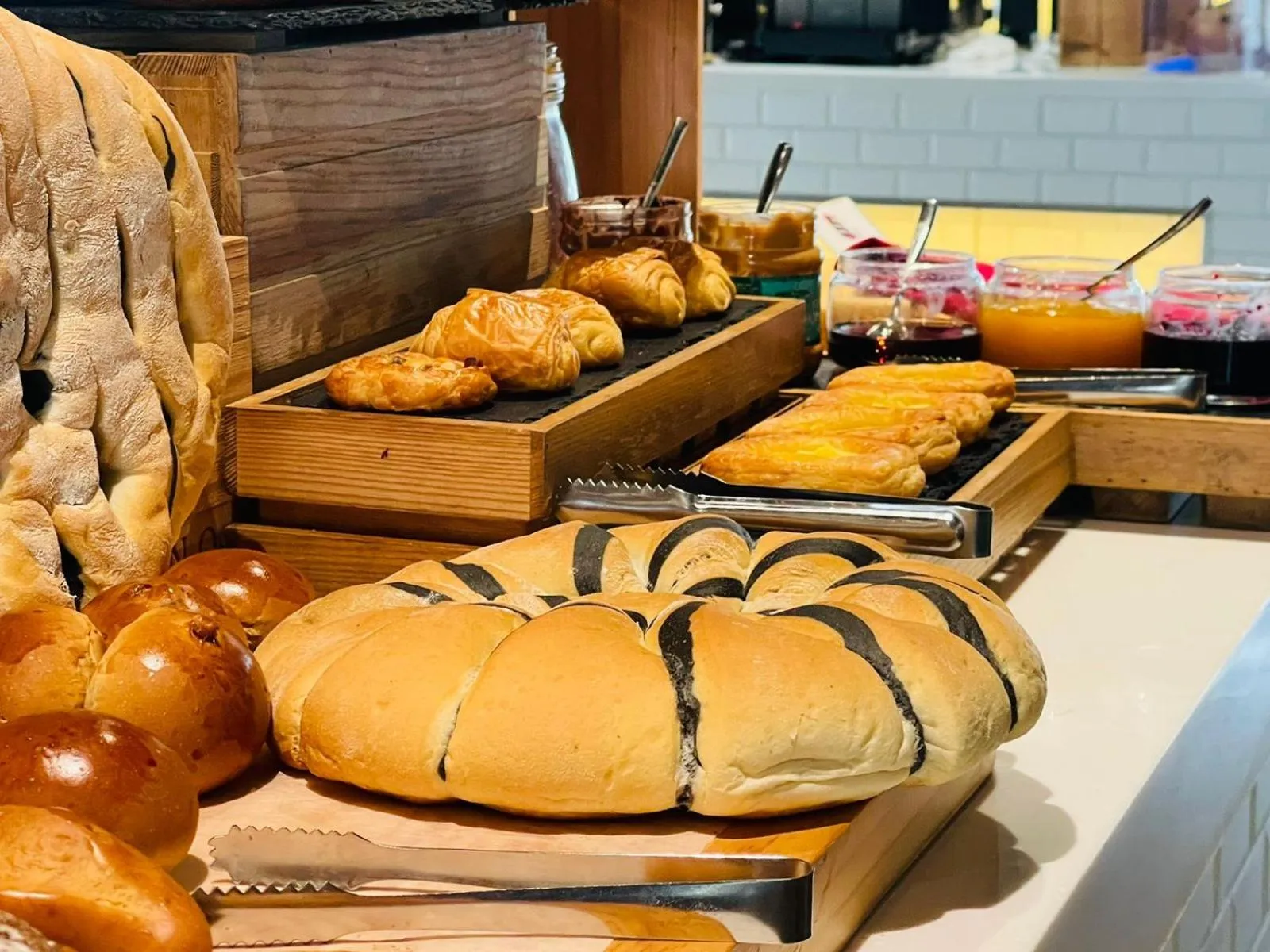 Restaurant/places to eat in Mercure Hai Phong