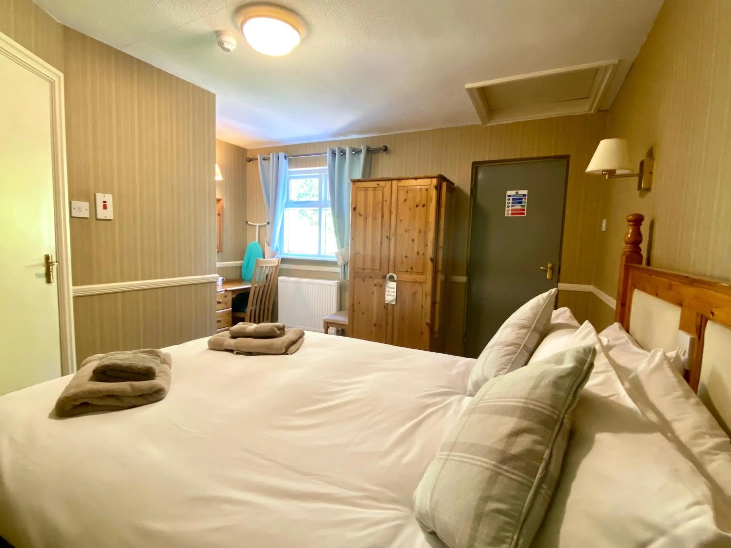 Photo of the whole room, Bed in The Egerton Arms Astbury