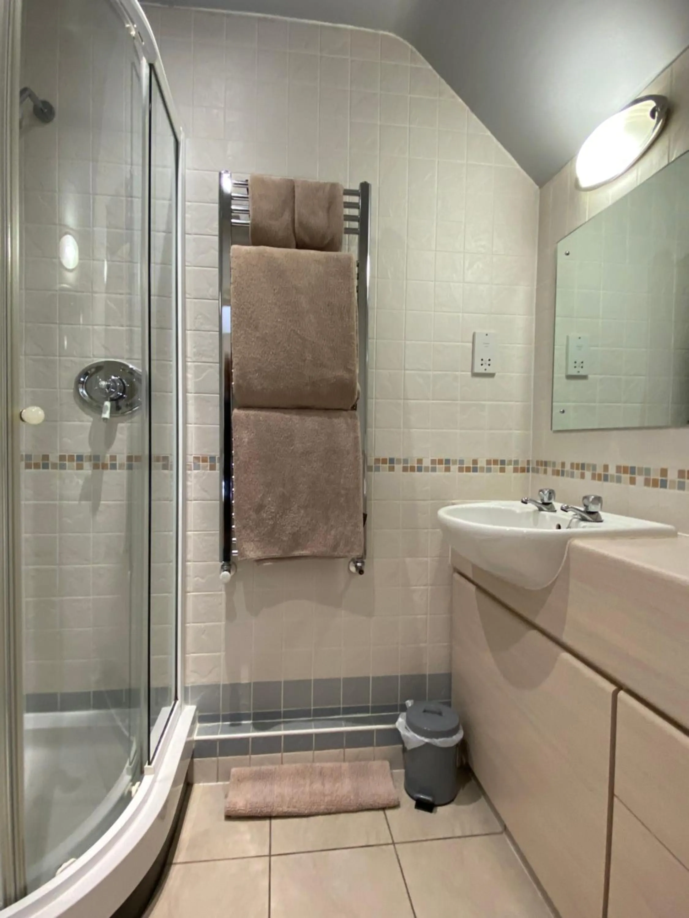 Shower in The Egerton Arms Astbury