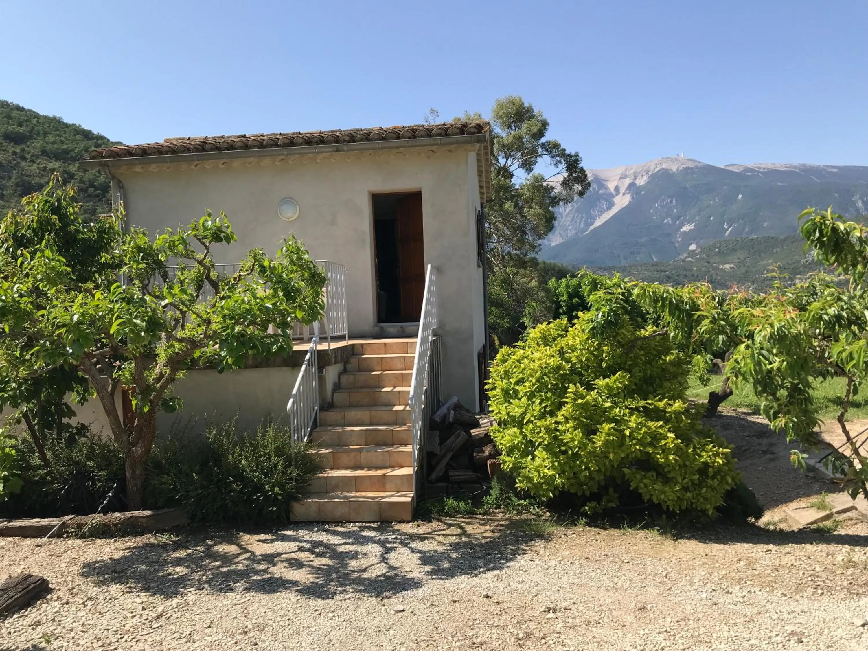 Mountain view in Chambre une fenêtre sur le Ventoux la Clue