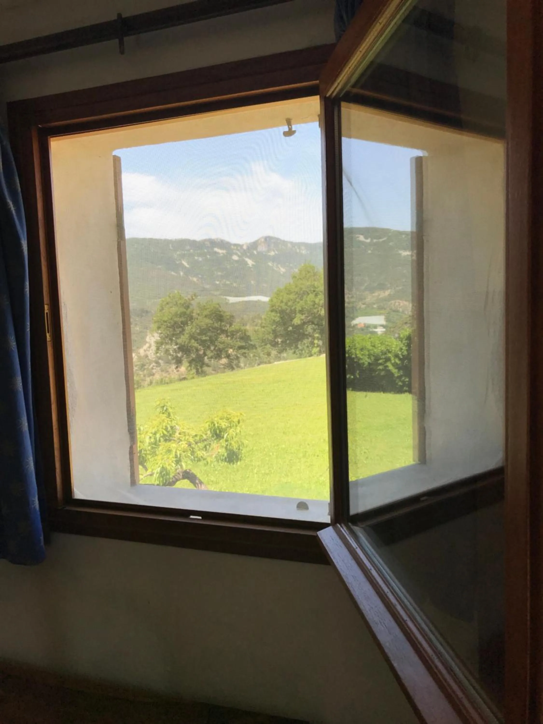 Mountain view in Chambre une fenêtre sur le Ventoux la Clue