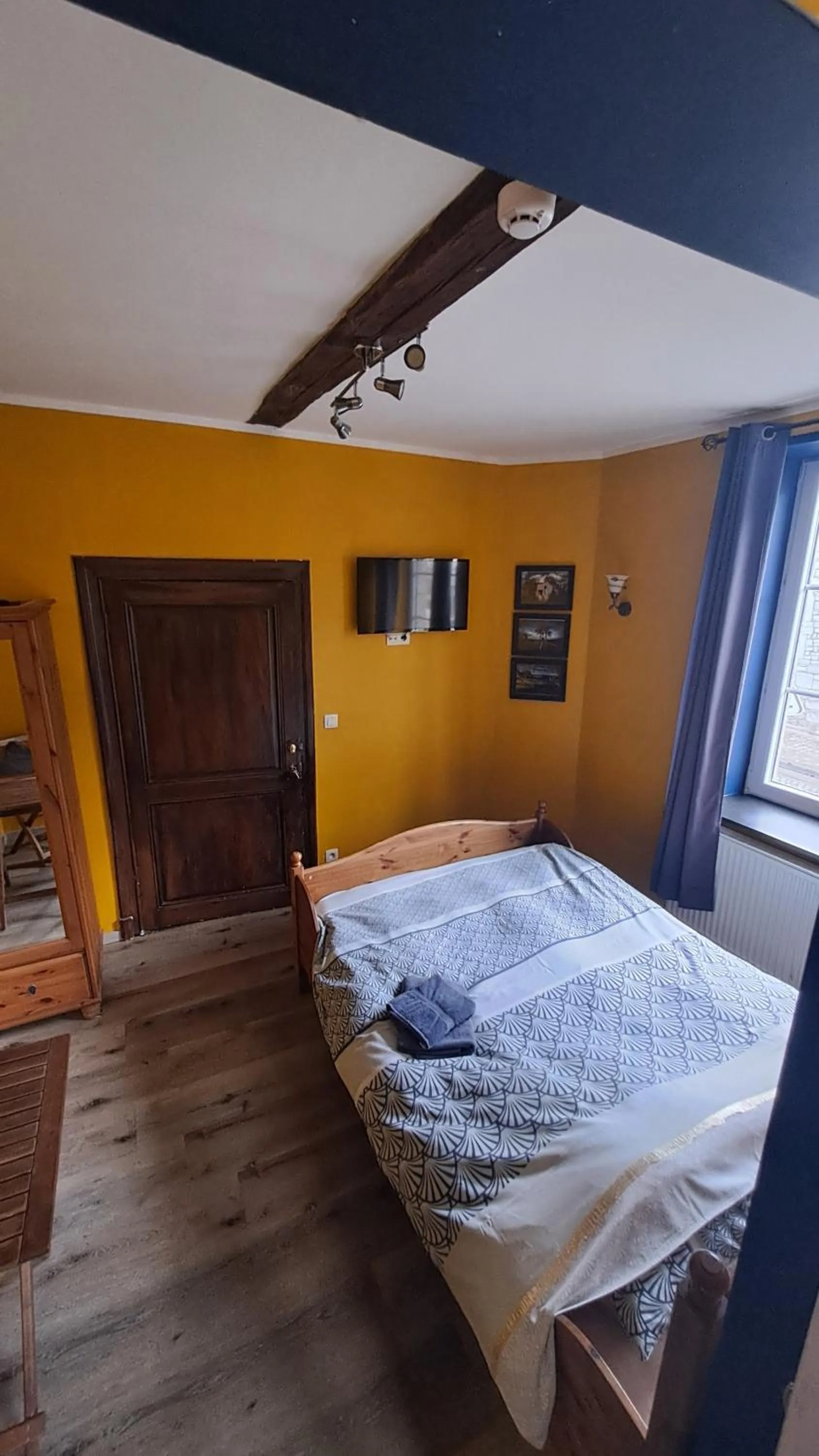 Bed in B&B Aux 10 Clefs