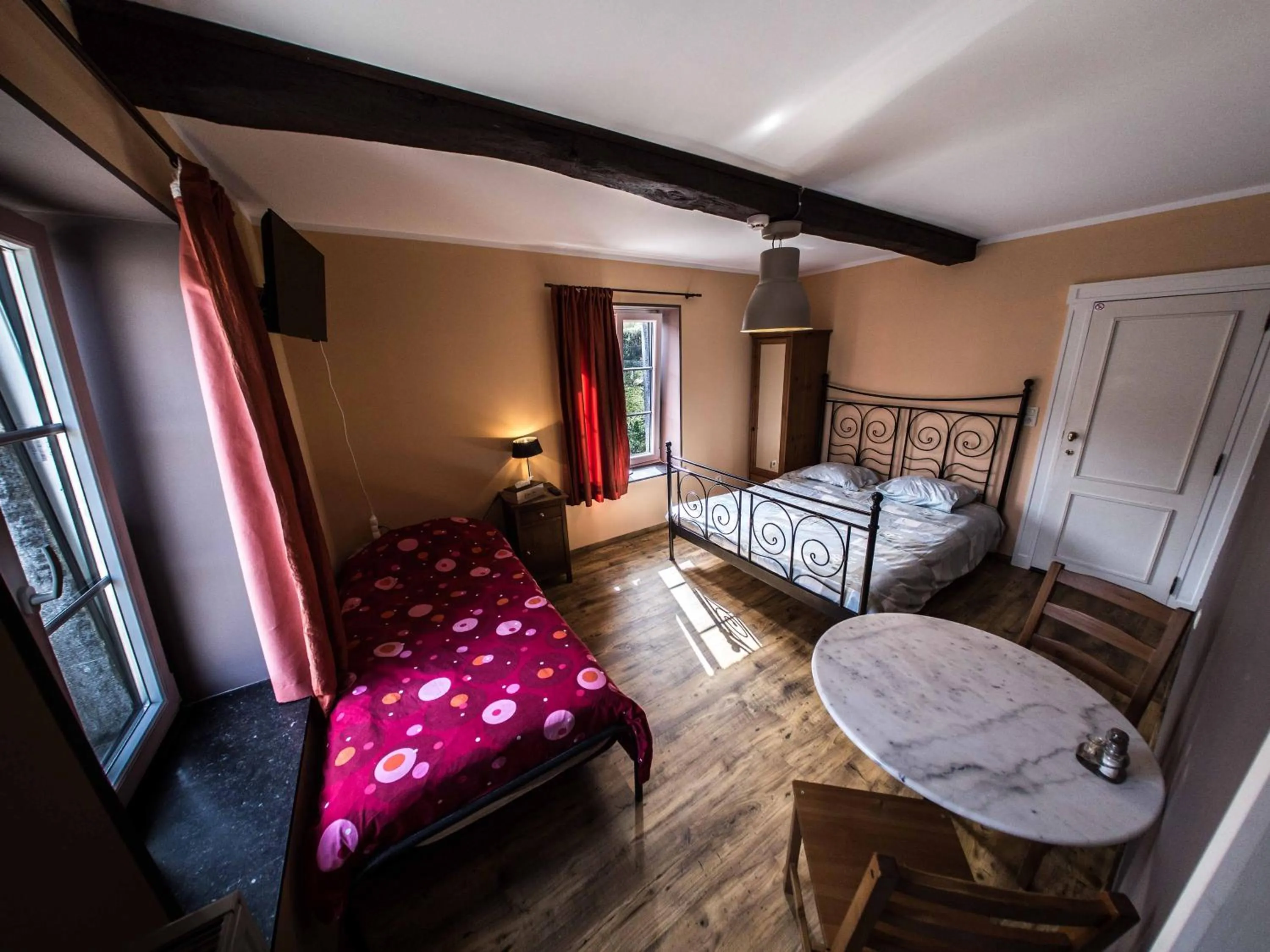 Bed in B&B Aux 10 Clefs