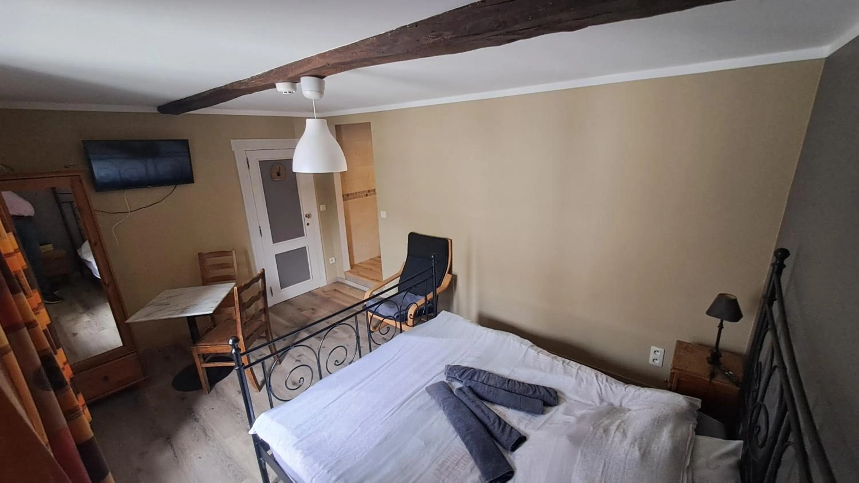 Bed in B&B Aux 10 Clefs