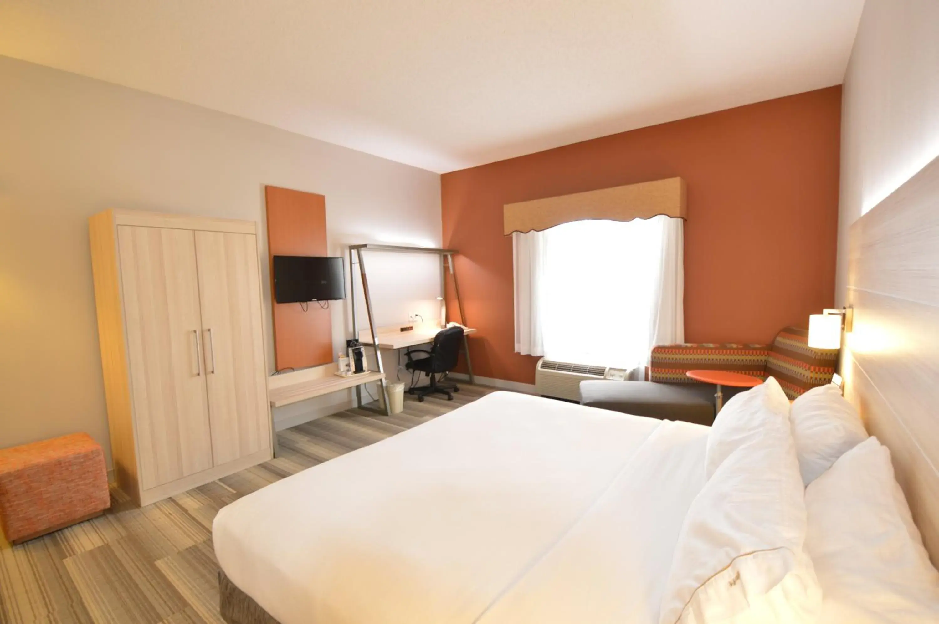 Standard King Room in Holiday Inn Express Toledo-Oregon by IHG Standard King Room in Holiday Inn Express Toledo-Oregon by IHG