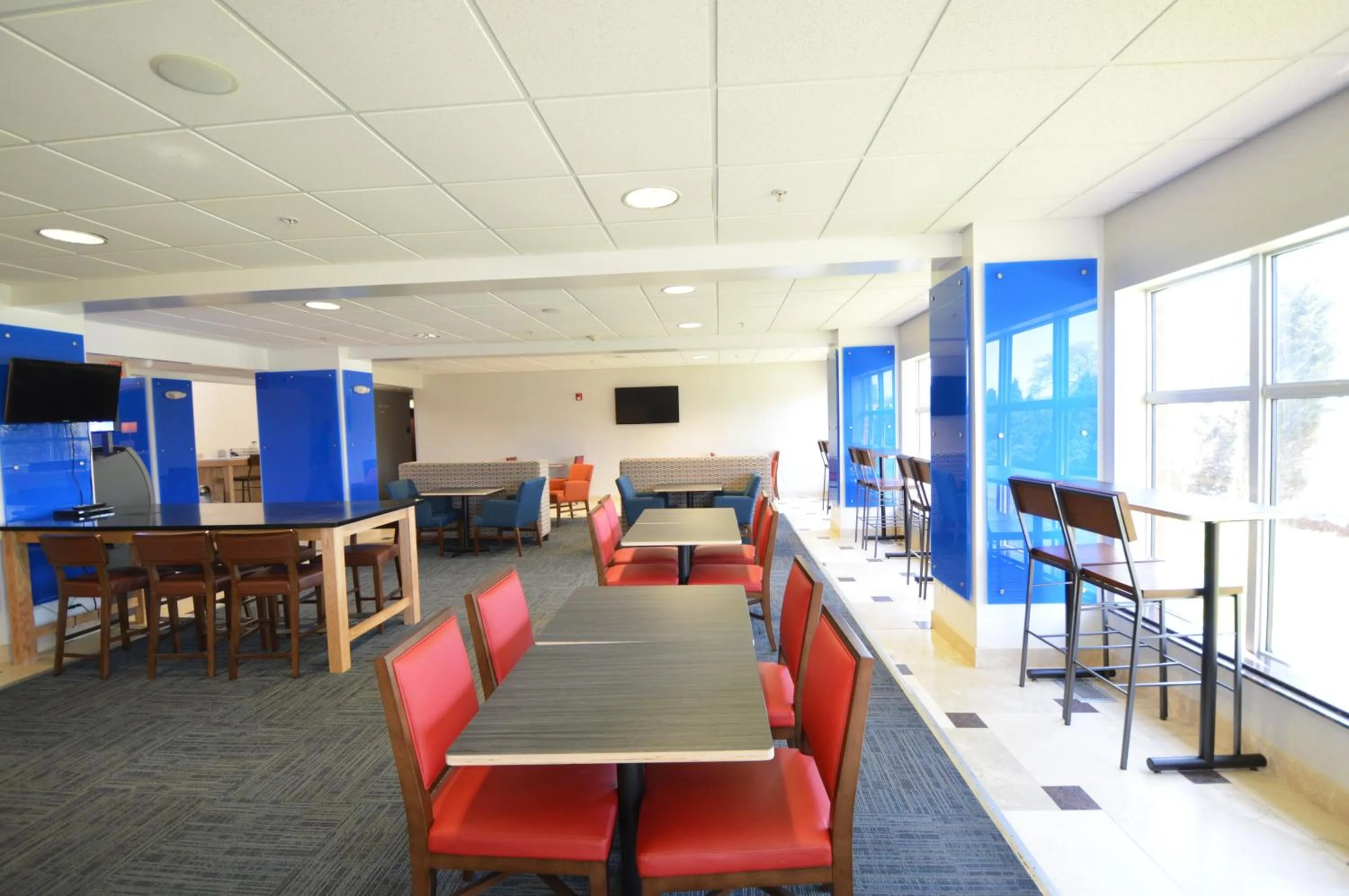 Breakfast in Holiday Inn Express Toledo-Oregon by IHG