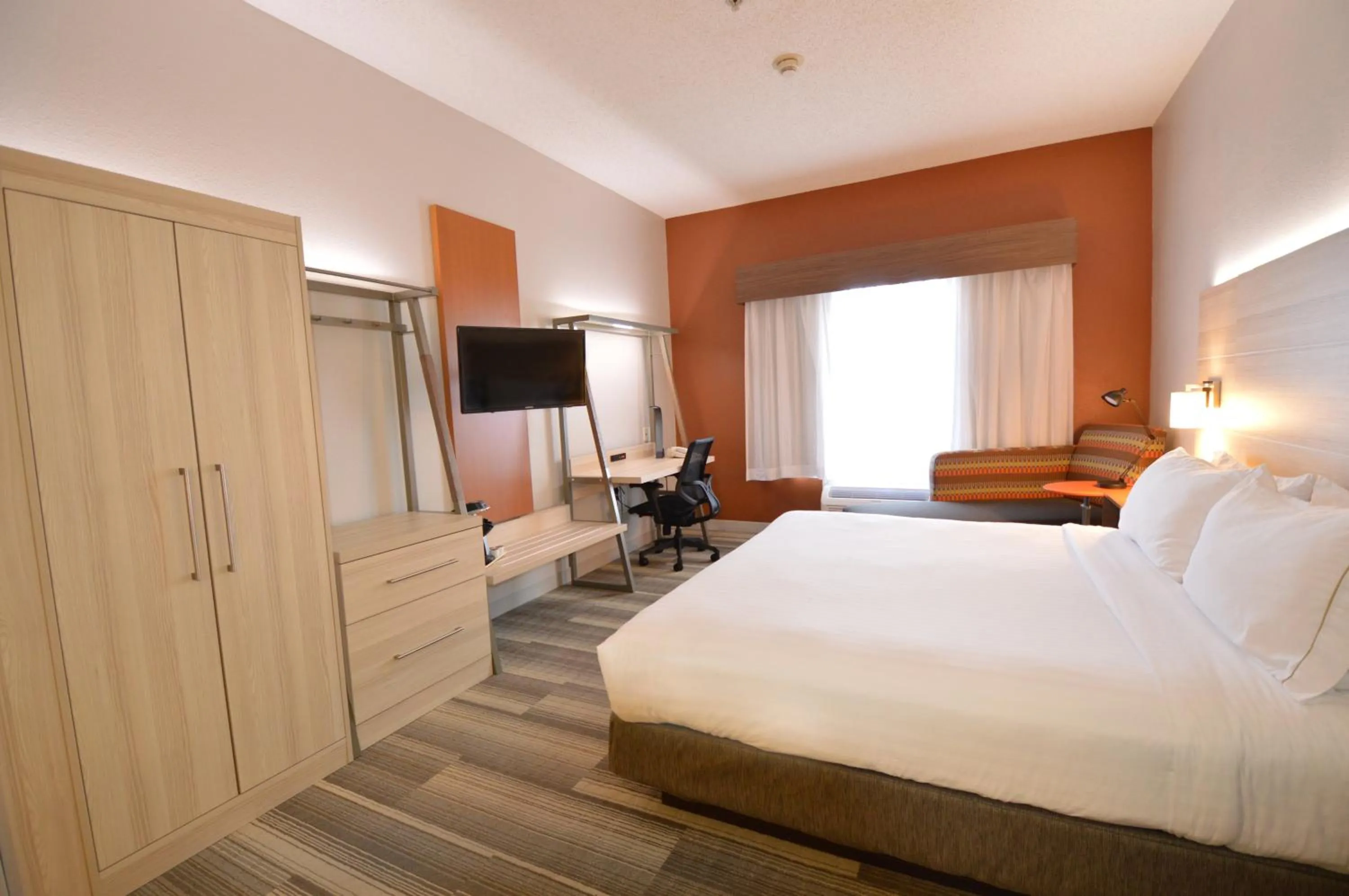 Photo of the whole room, Bed in Holiday Inn Express Toledo-Oregon by IHG