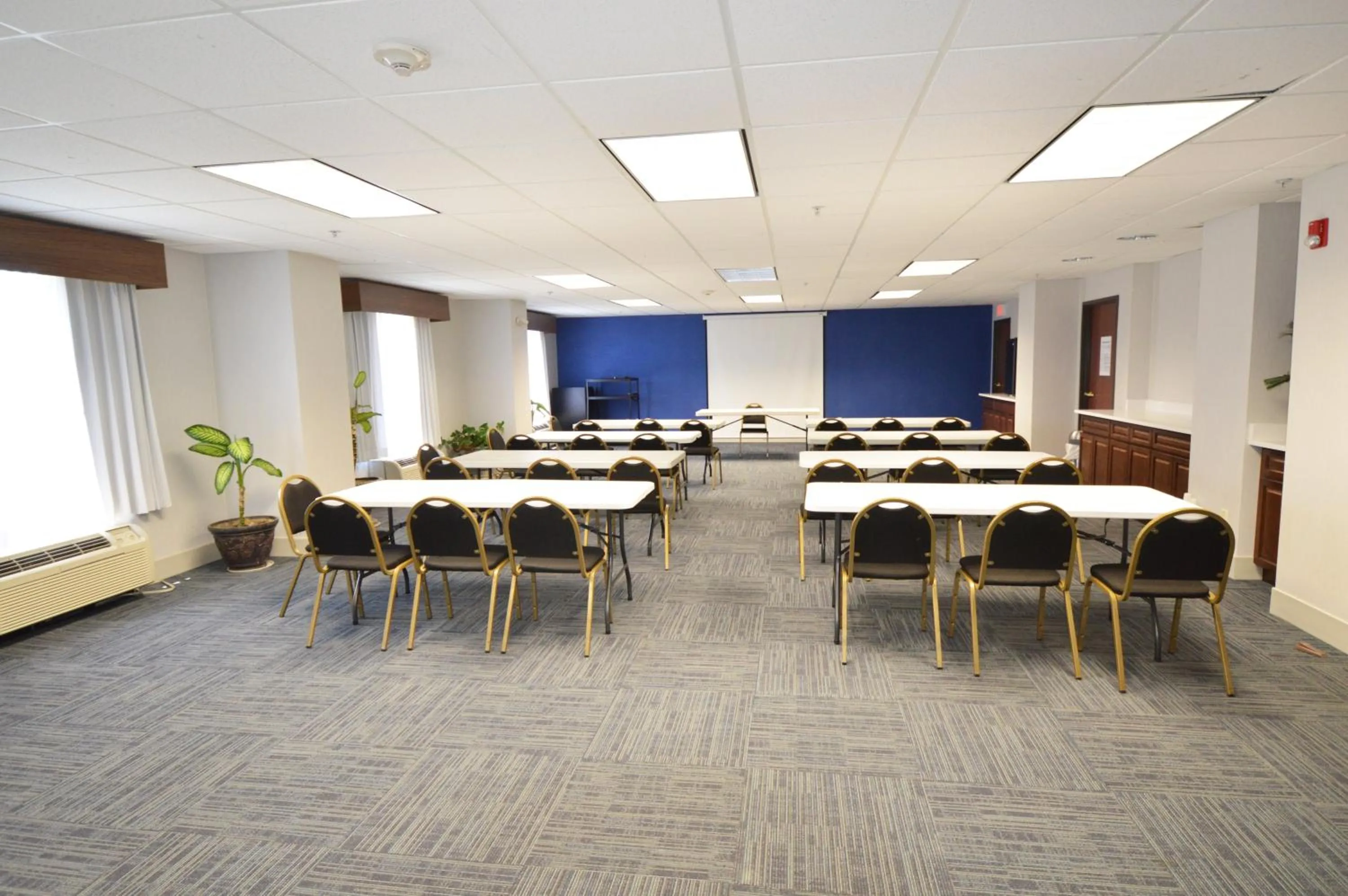 Meeting/conference room in Holiday Inn Express Toledo-Oregon by IHG