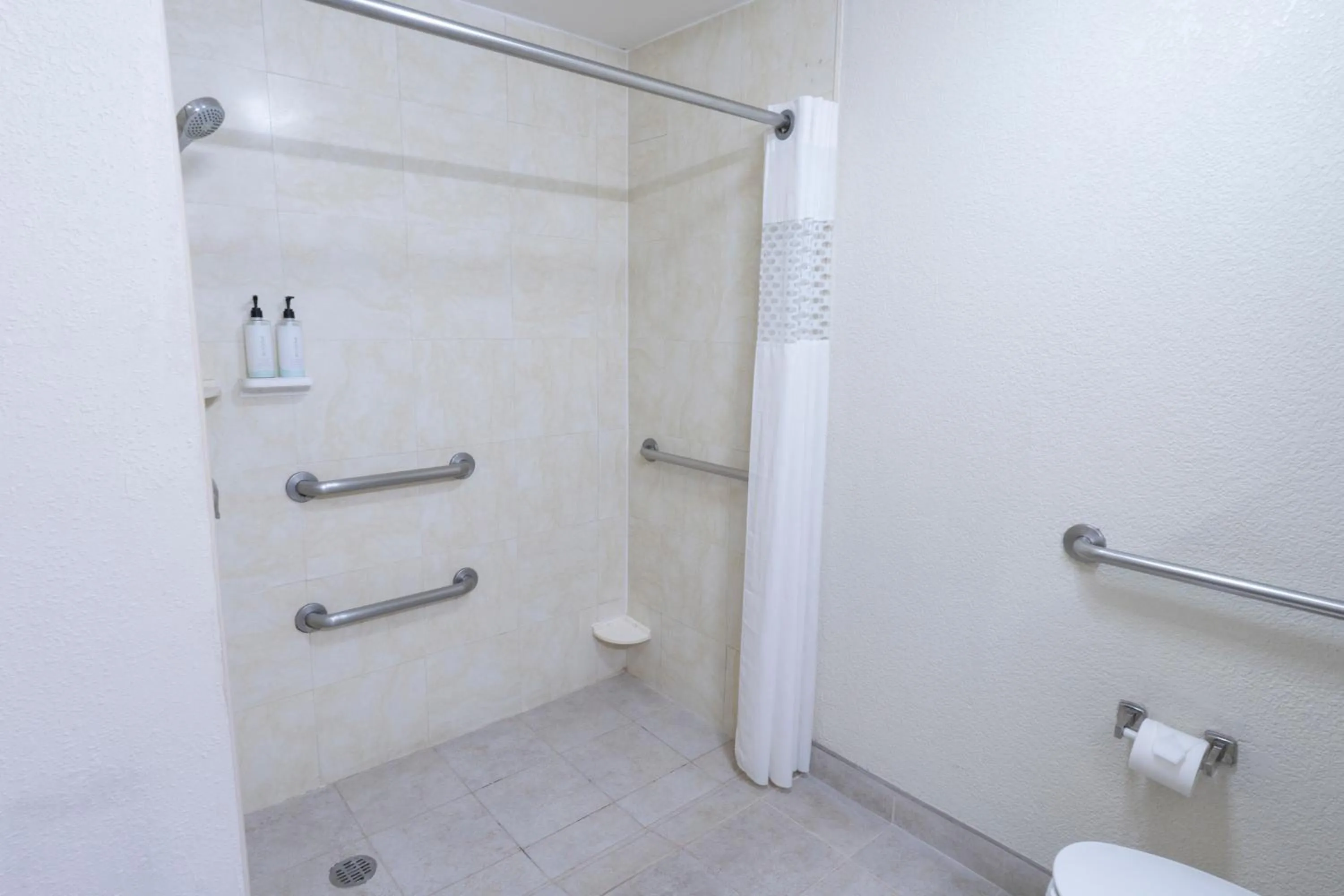 Shower in Hampton Inn by Hilton Guadalajara-Aeropuerto