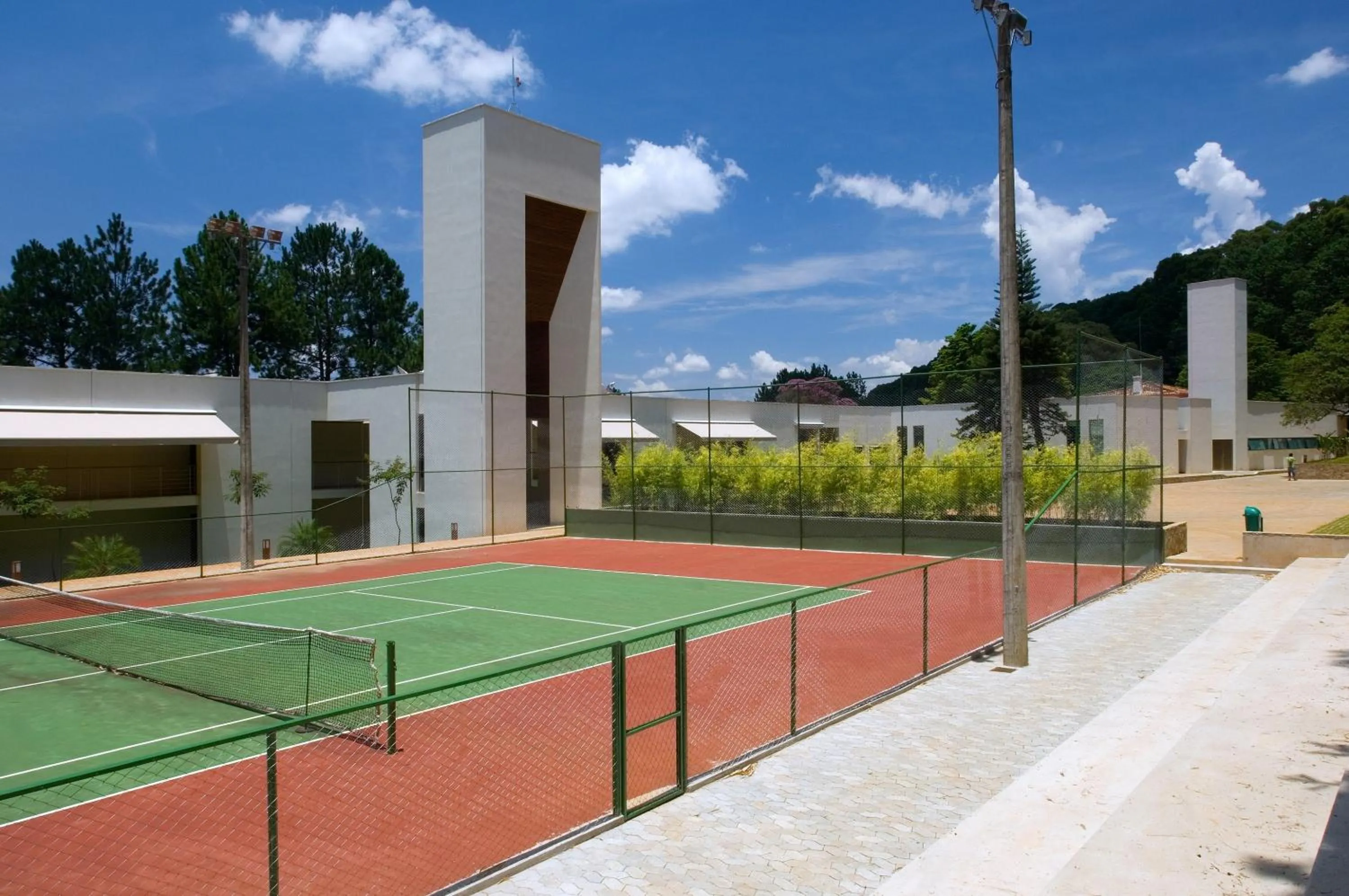 Tennis court in Garden Hill Hotel e Golfe