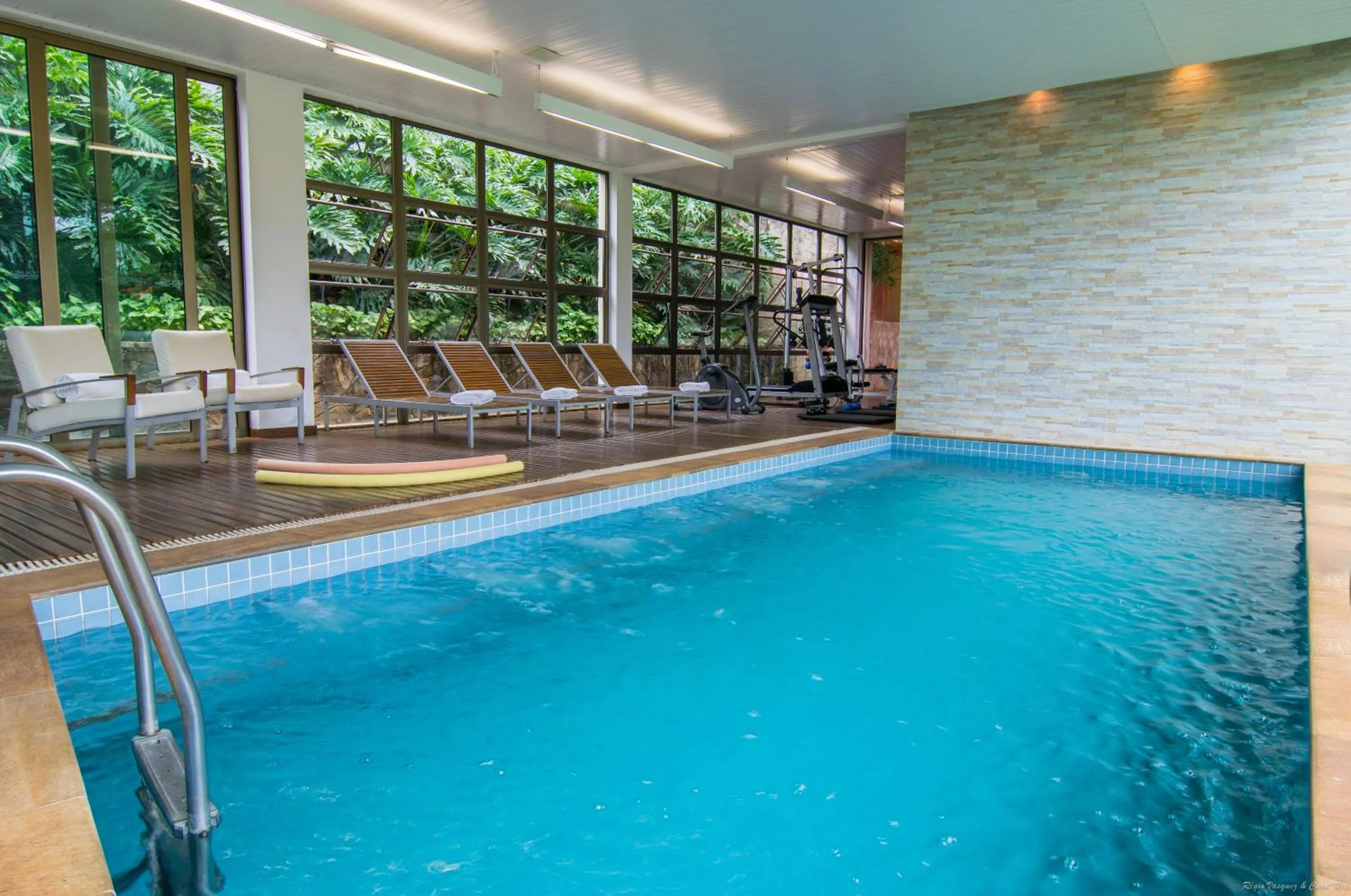 Swimming pool in Garden Hill Hotel e Golfe