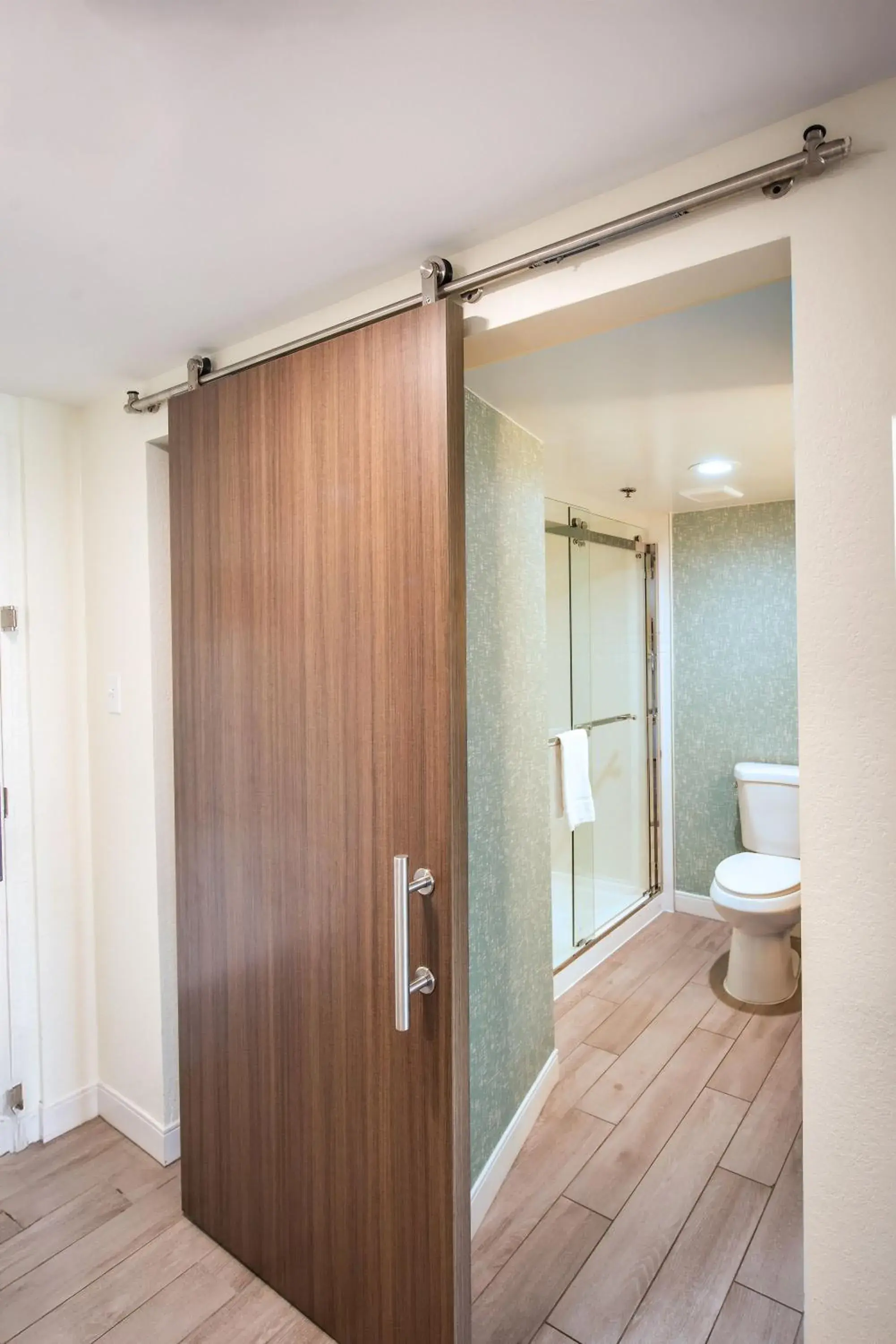 Oceanfront Junior Executive Studio Suite 1 King Bed and Sofabed in Wyndham Virginia Beach Oceanfront Oceanfront Junior Executive Studio Suite 1 King Bed and Sofabed in Wyndham Virginia Beach Oceanfront