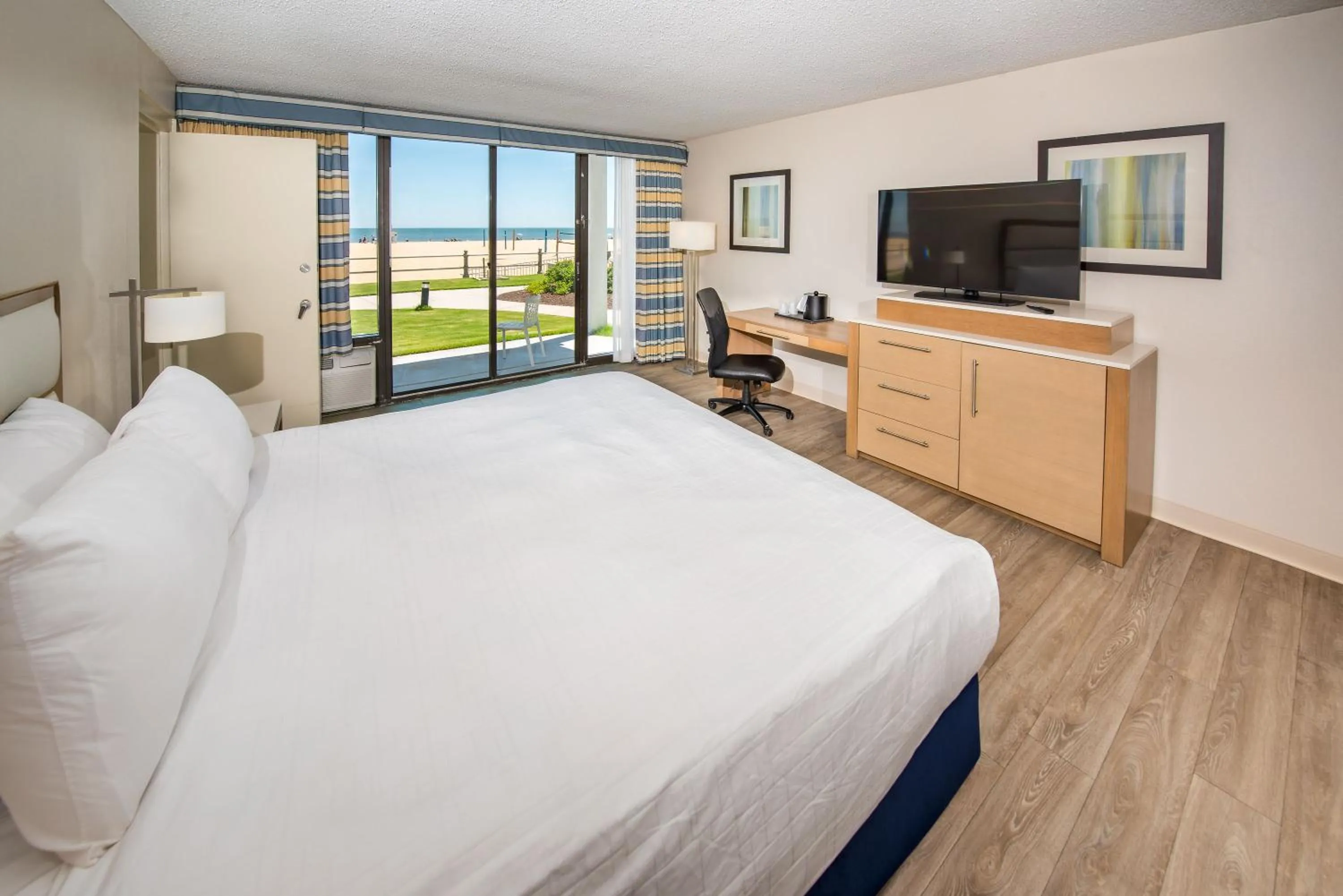 Bed in Wyndham Virginia Beach Oceanfront
