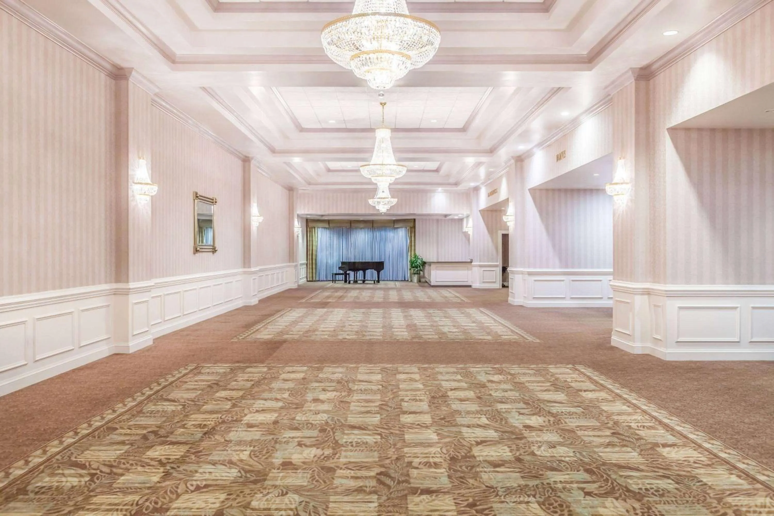 Meeting/conference room in Wyndham Virginia Beach Oceanfront