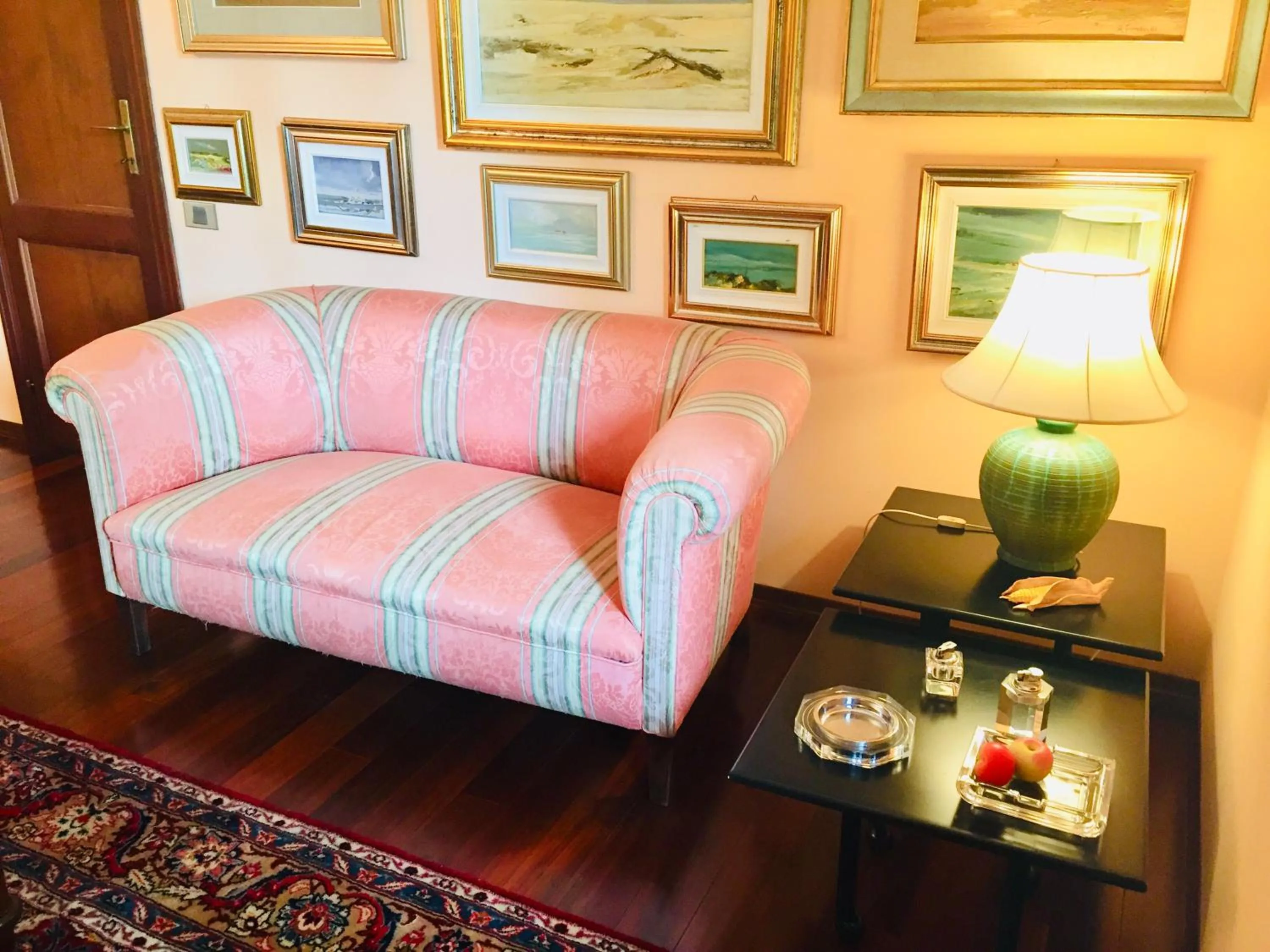 Lounge or bar in Opera Deluxe