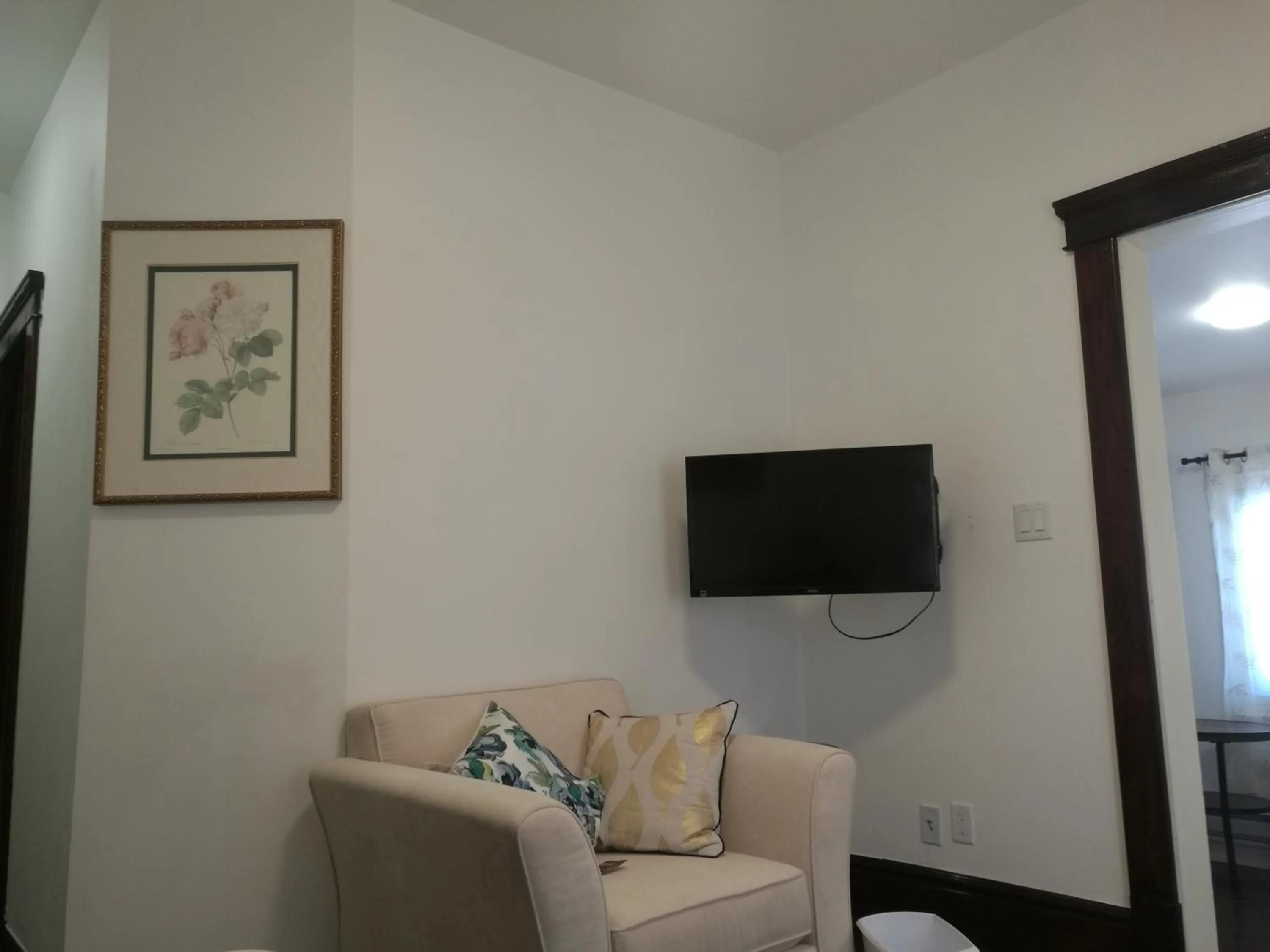 TV and multimedia in Ambassador's Inn Next Door