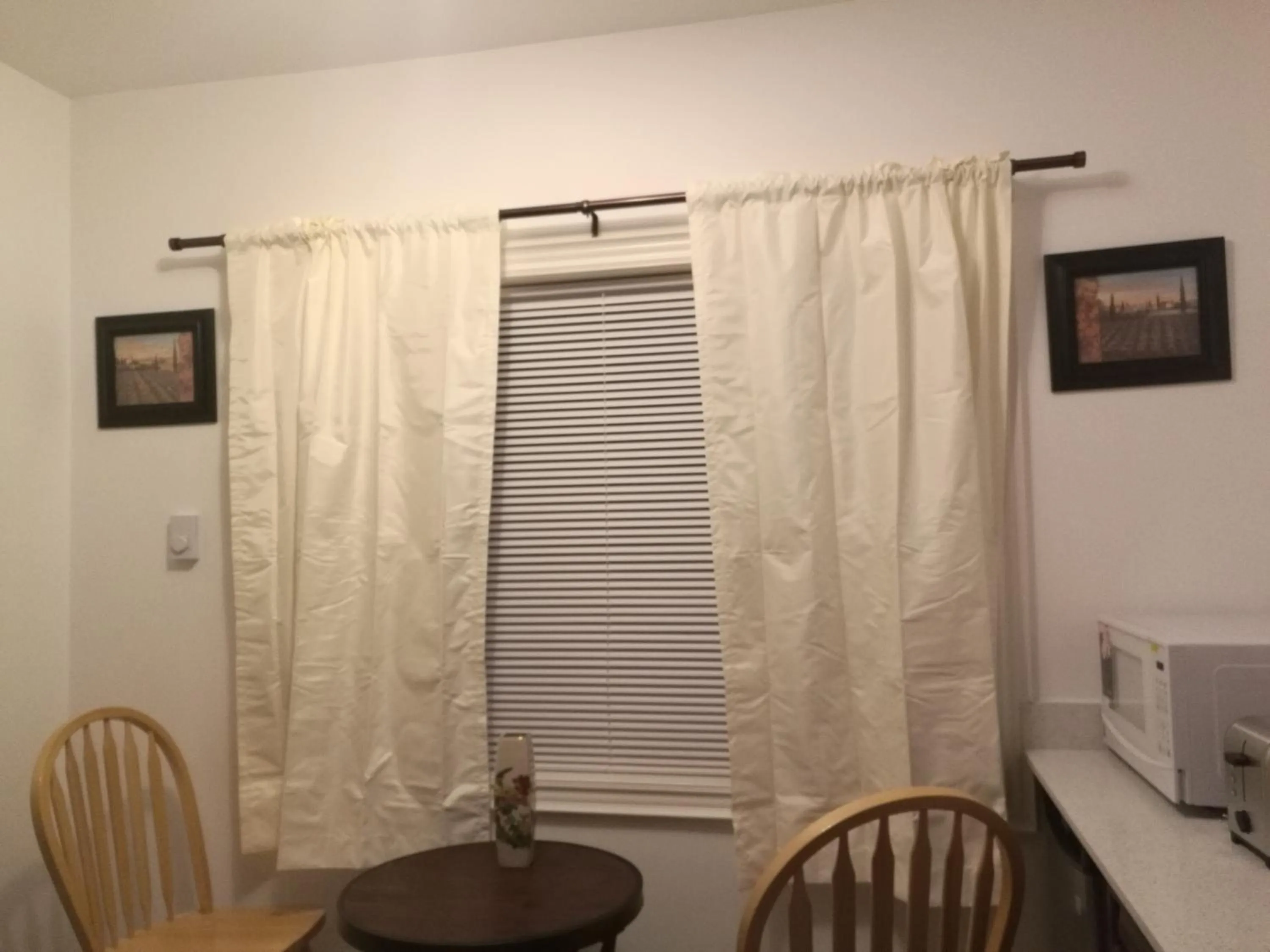 Kitchen or kitchenette in Ambassador's Inn Next Door