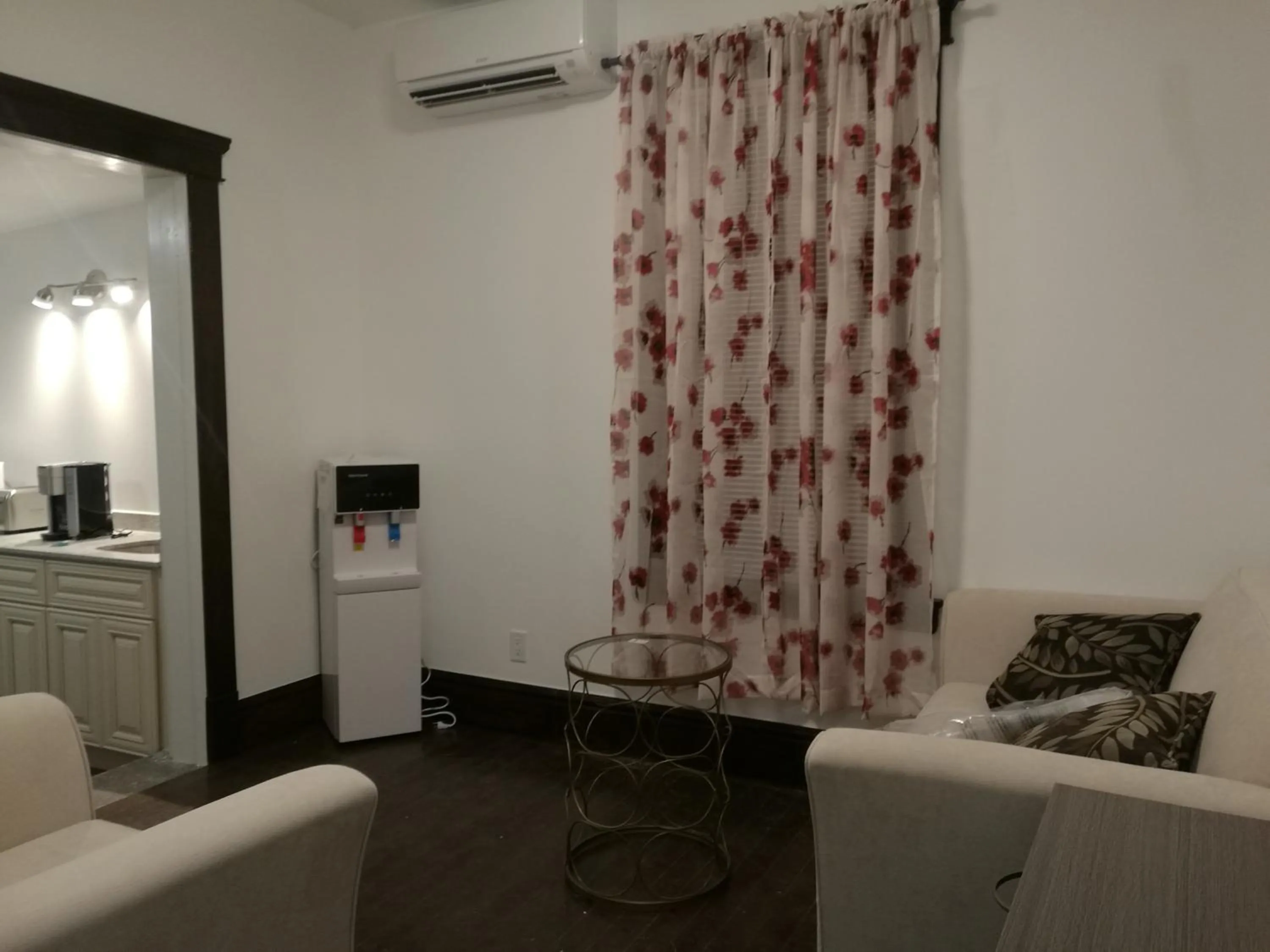 Kitchen or kitchenette in Ambassador's Inn Next Door