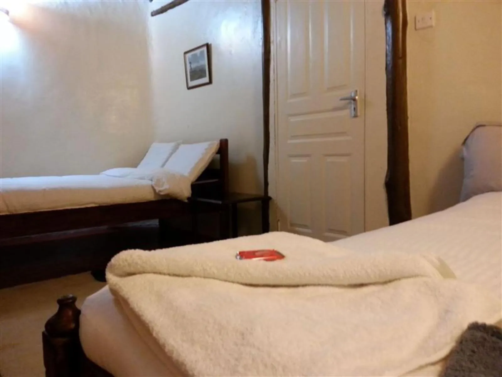 Bathroom, Bed in The Great Circle Lodge