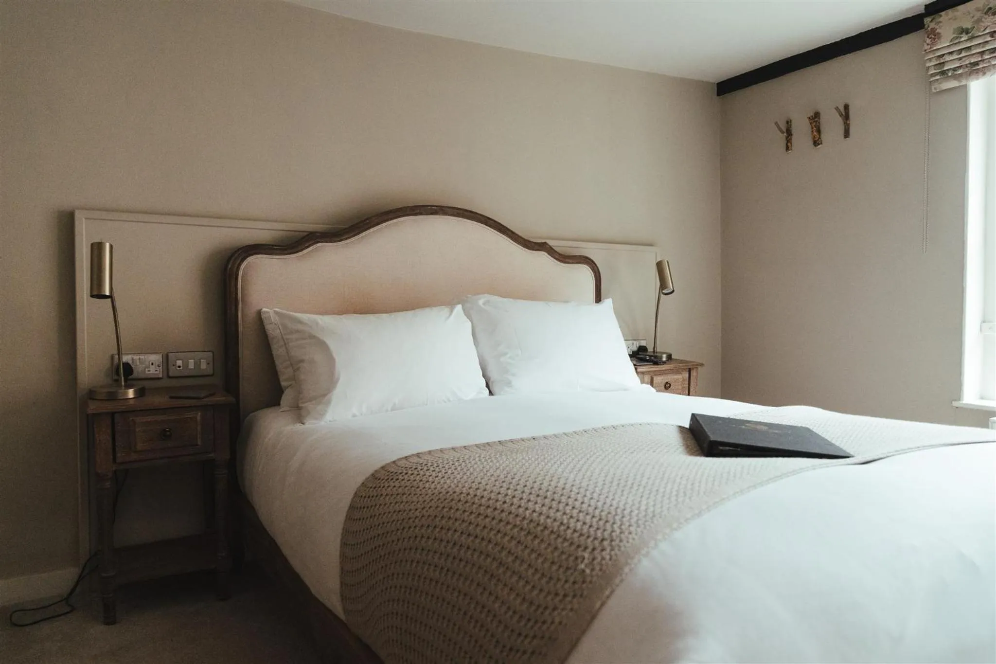 Bedroom, Bed in The Woolpack Hotel