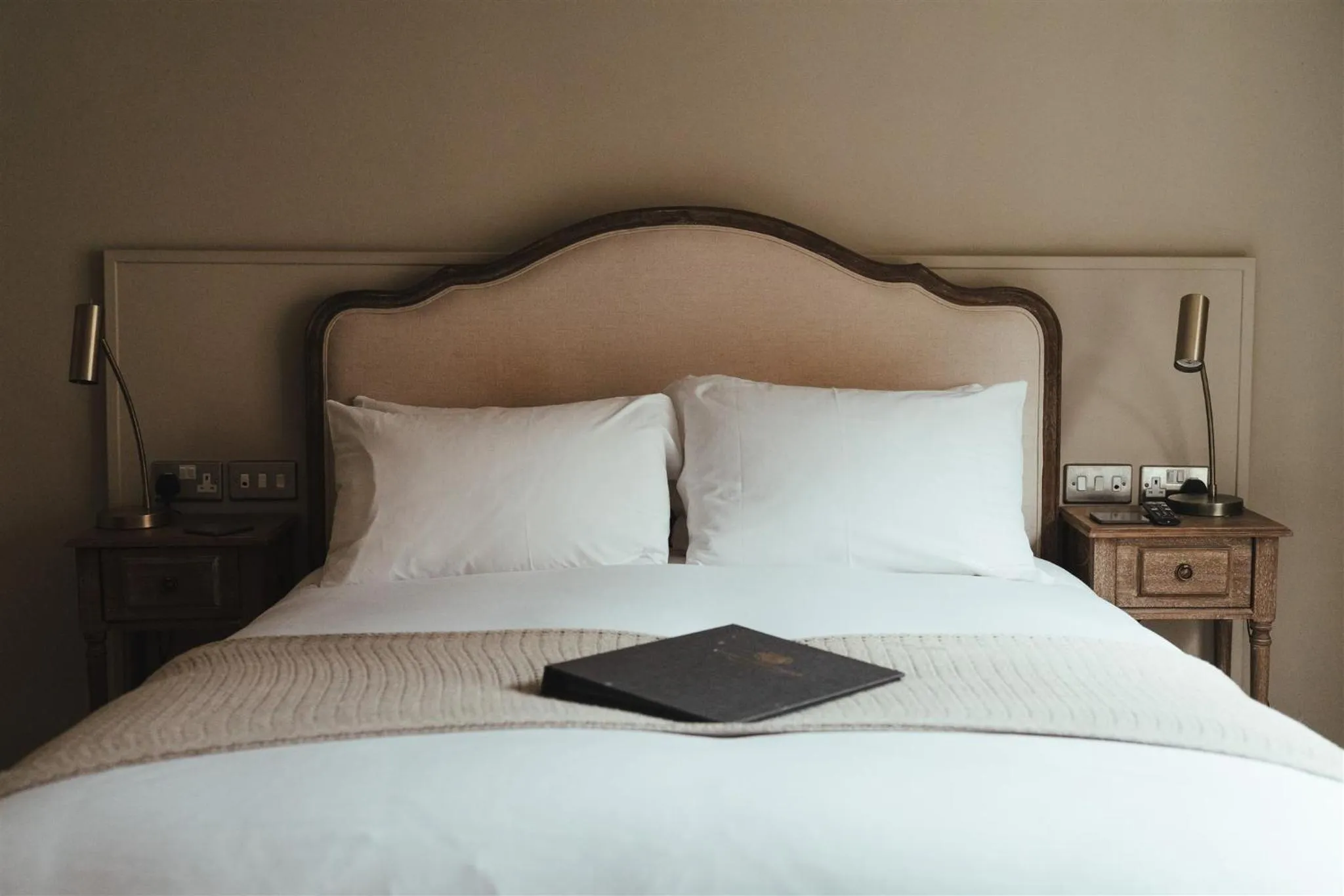 Bedroom, Bed in The Woolpack Hotel