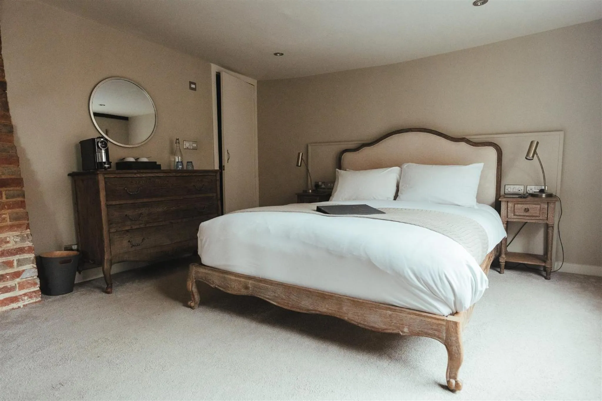 Bedroom, Bed in The Woolpack Hotel