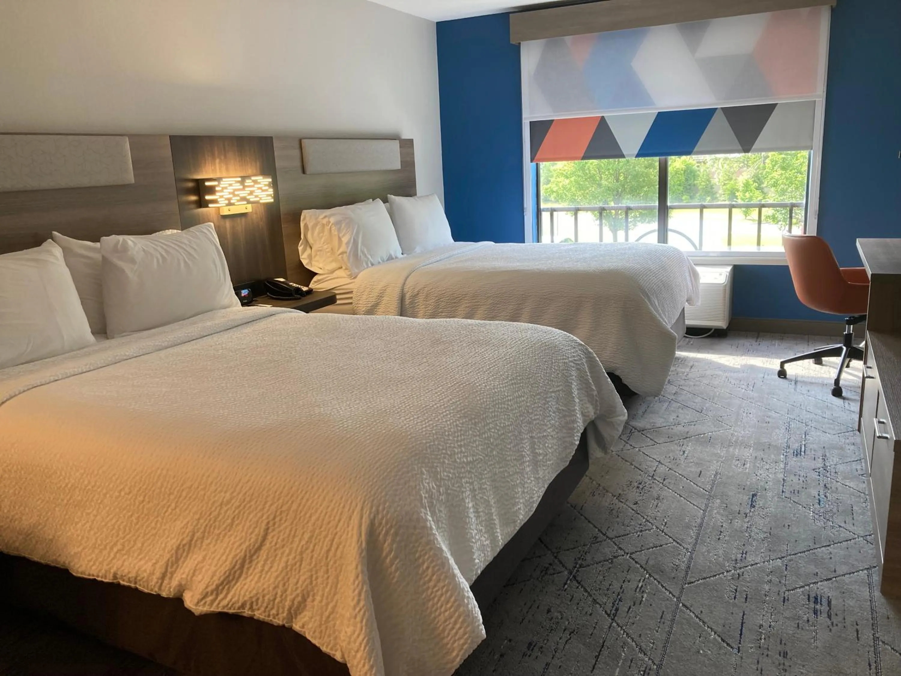 Bed in Holiday Inn Express and Suites Winchester by IHG