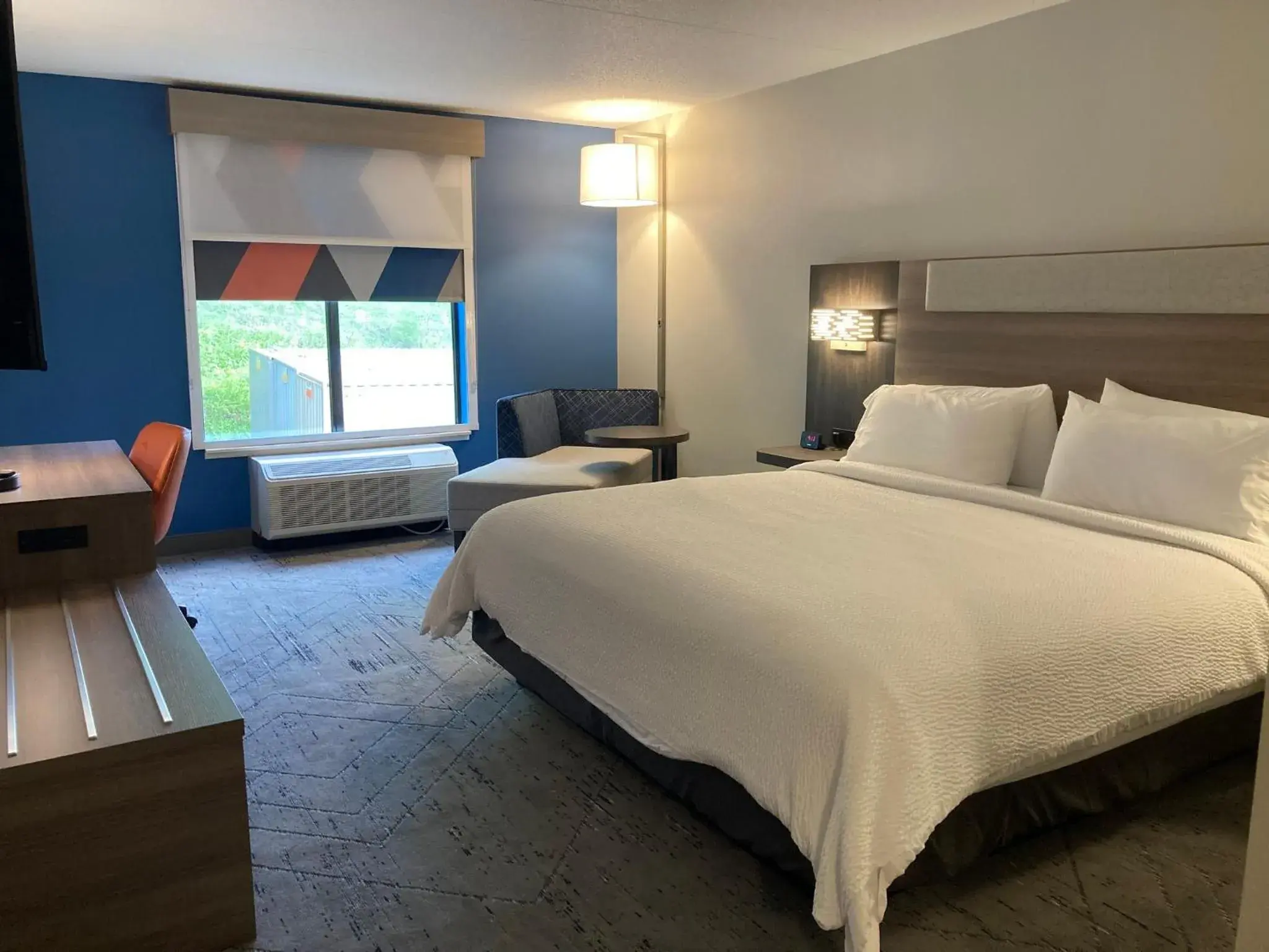 Standard King Room in Holiday Inn Express and Suites Winchester by IHG Standard King Room in Holiday Inn Express and Suites Winchester by IHG