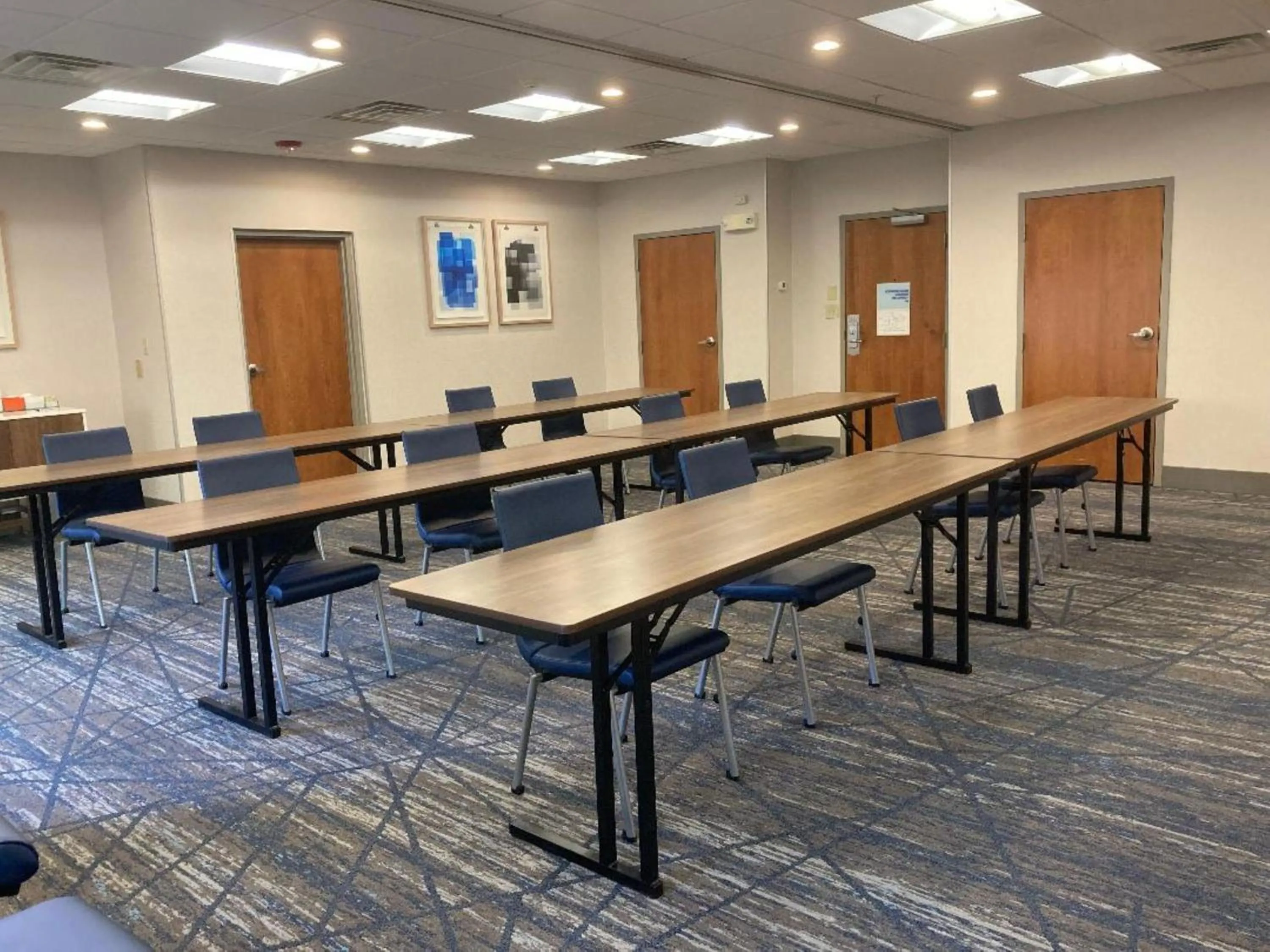 Meeting/conference room in Holiday Inn Express and Suites Winchester by IHG